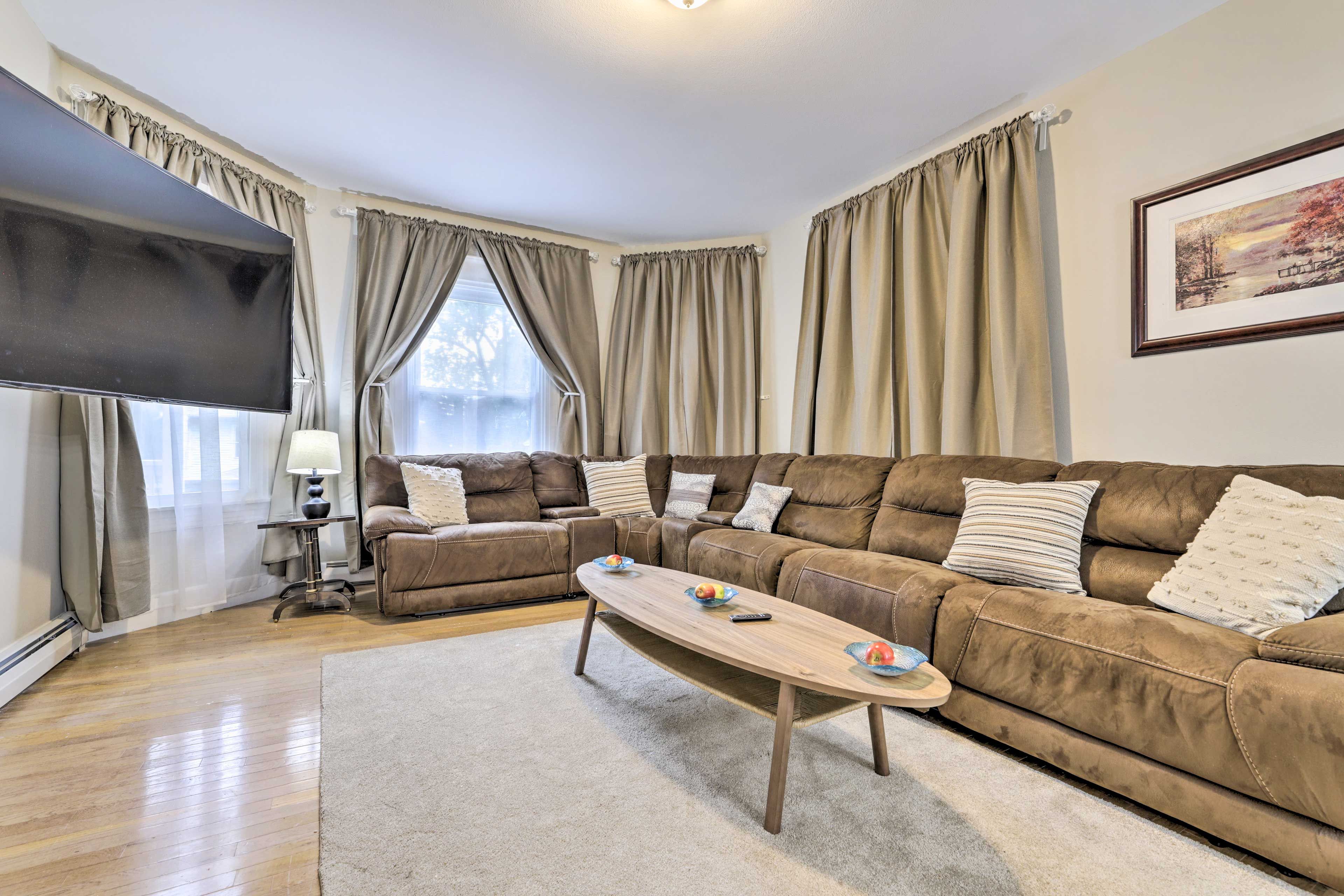 Living Room | Free WiFi | Smart TV