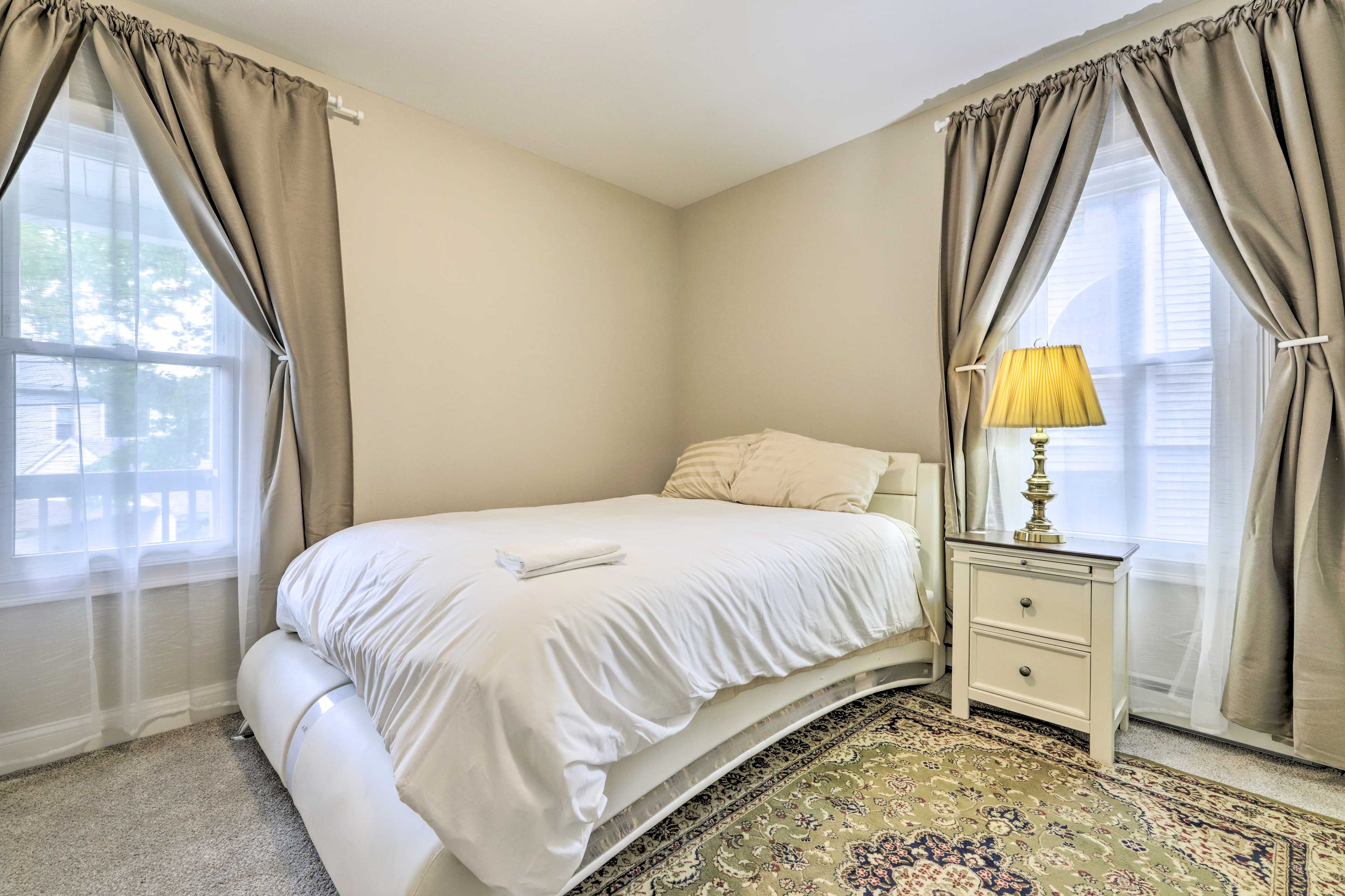 Bedroom 3 | Queen Bed