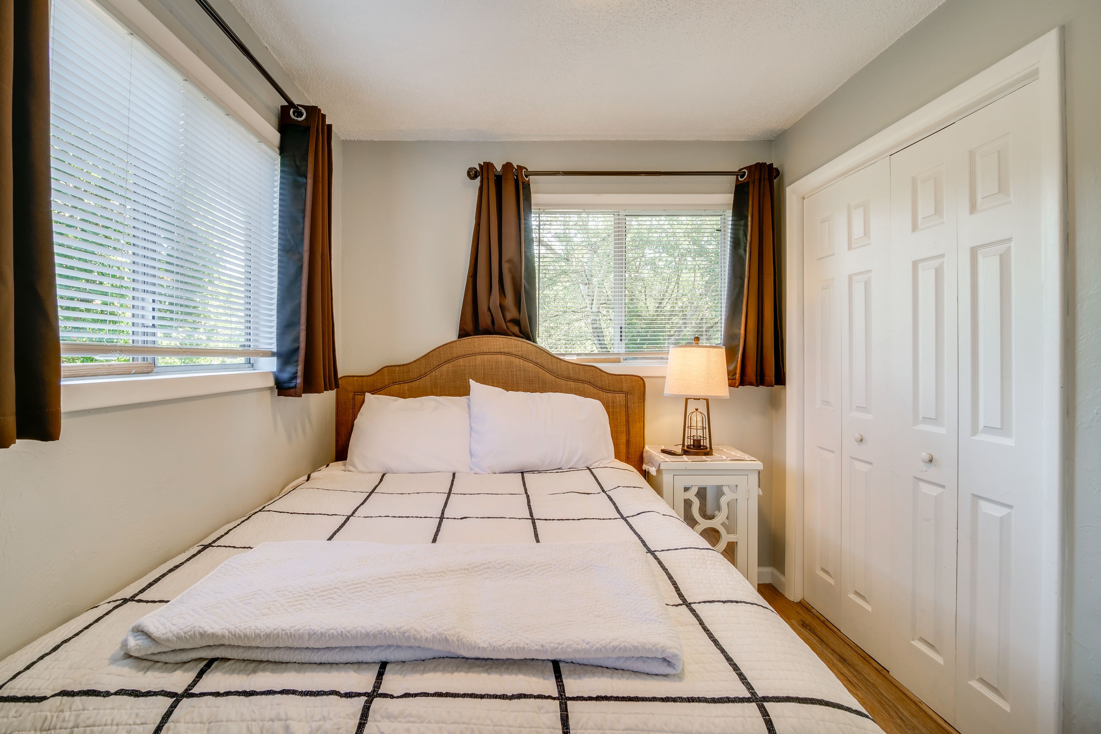 Bedroom | Queen Bed | Linens Provided | Hangers | En-Suite Bathroom