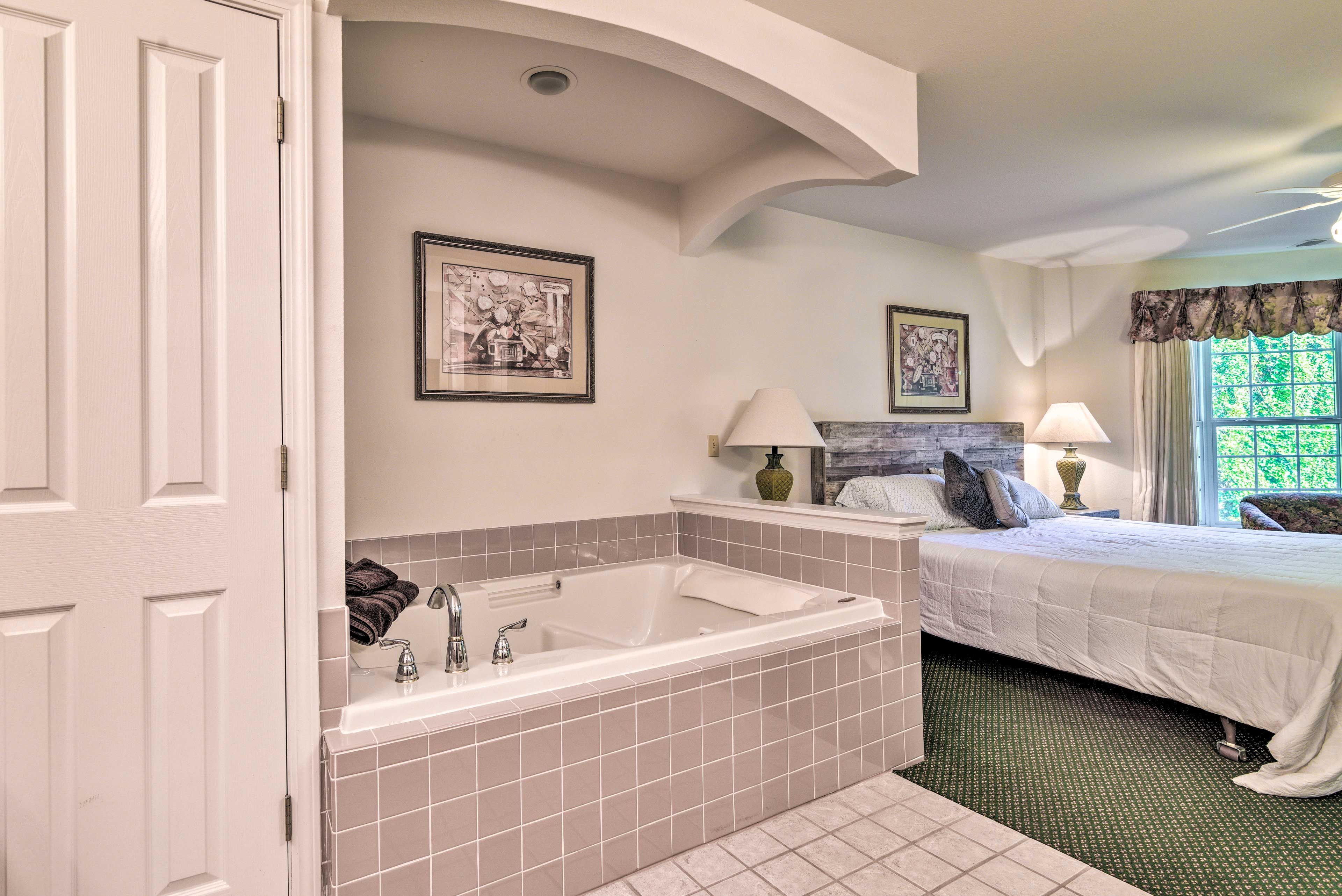 Full Bathroom | Complimentary Toiletries