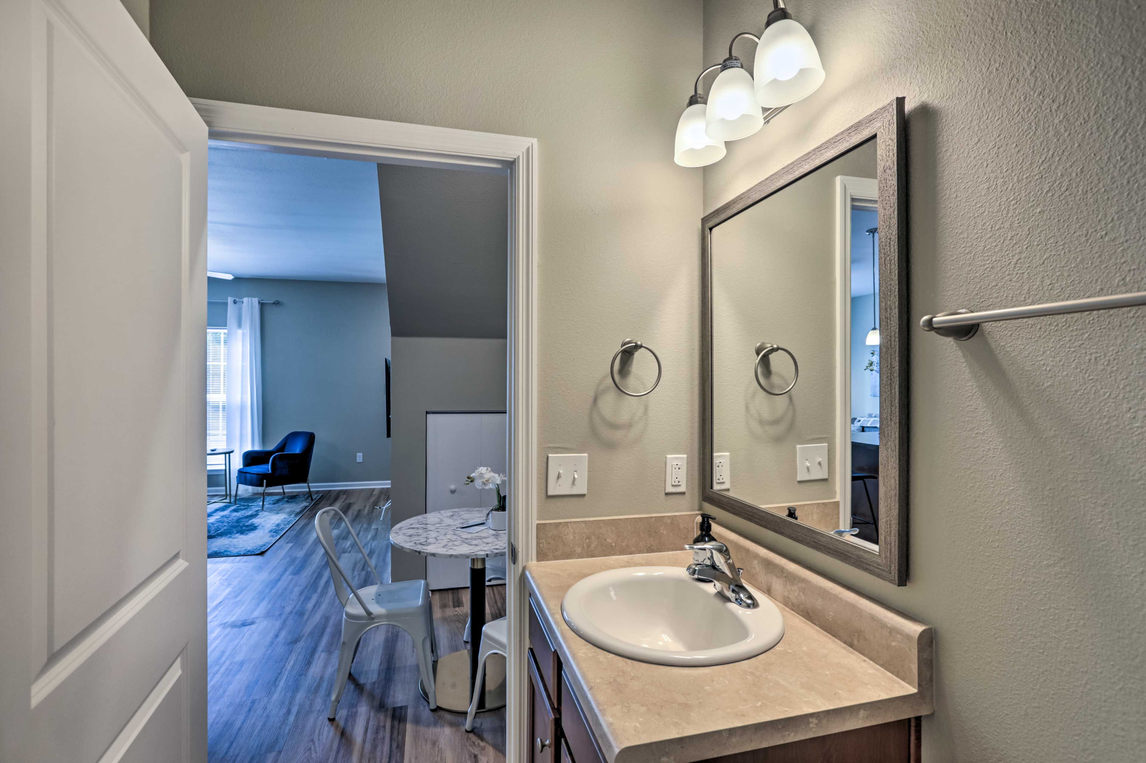 Full Bathroom (Connects to Bedroom 1) | Towels Provided