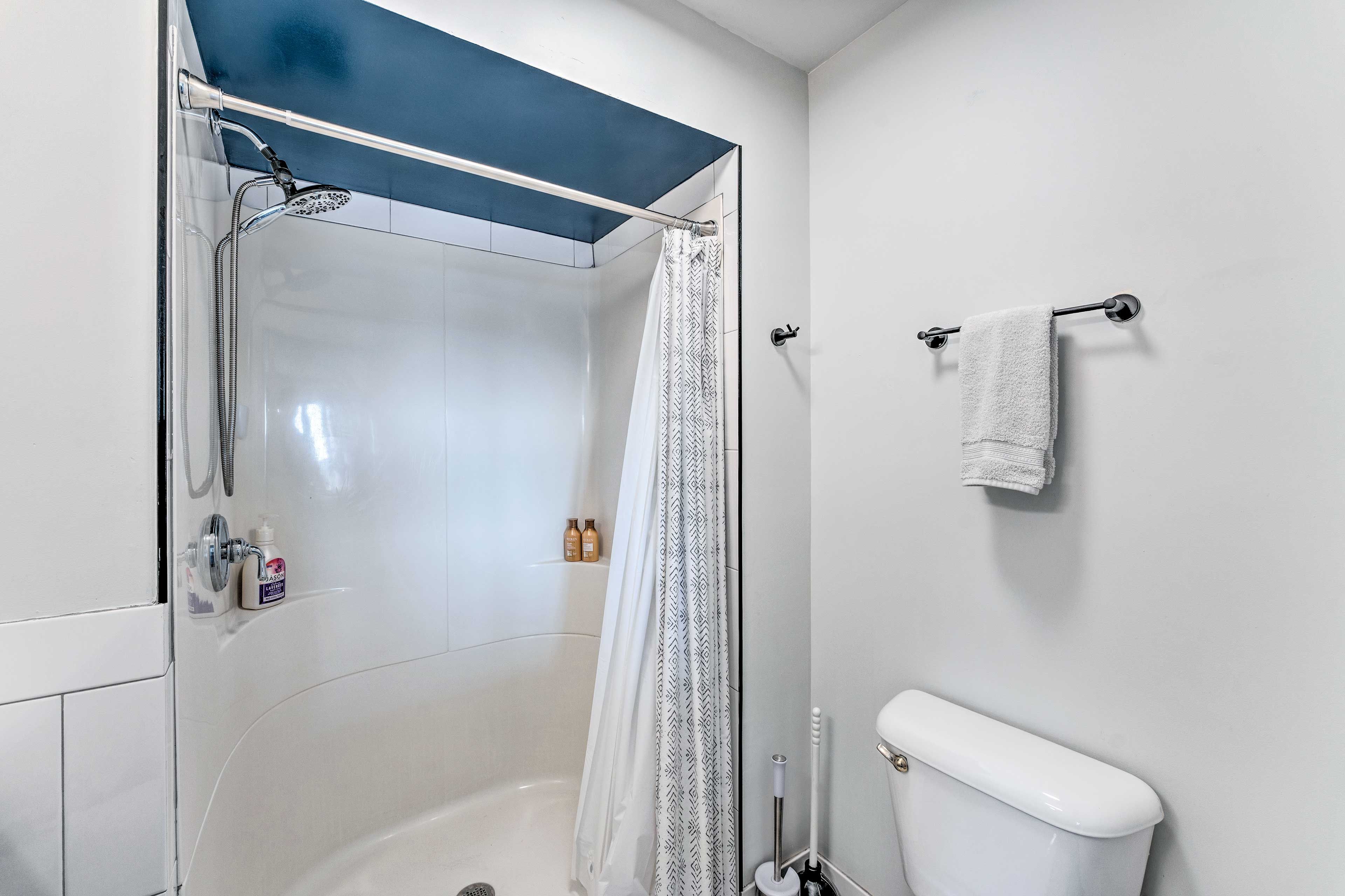 Full Bathroom | Complimentary Toiletries