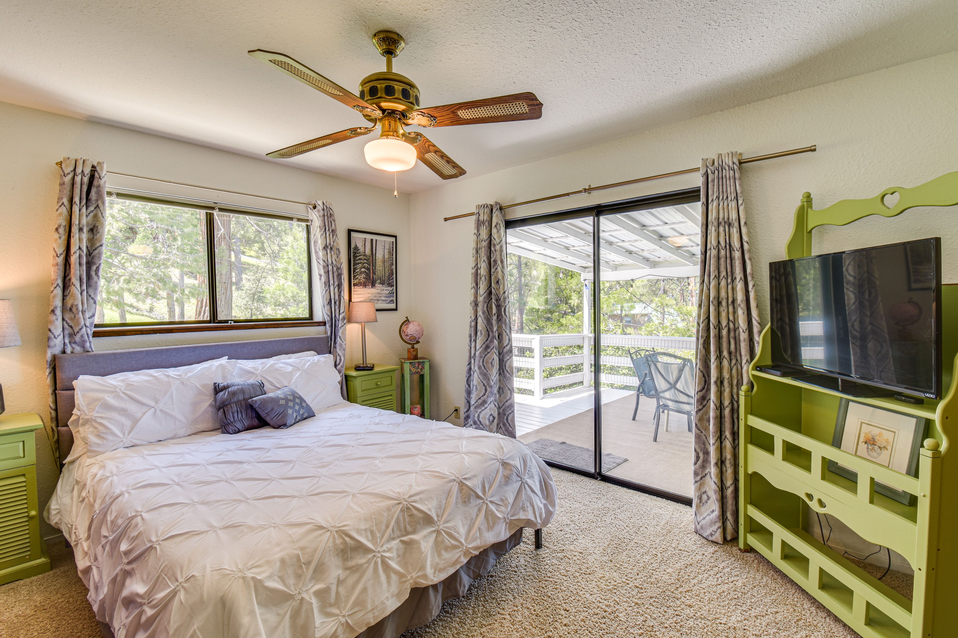 Bedroom 2 | Upper Level | Queen Bed | Smart TV