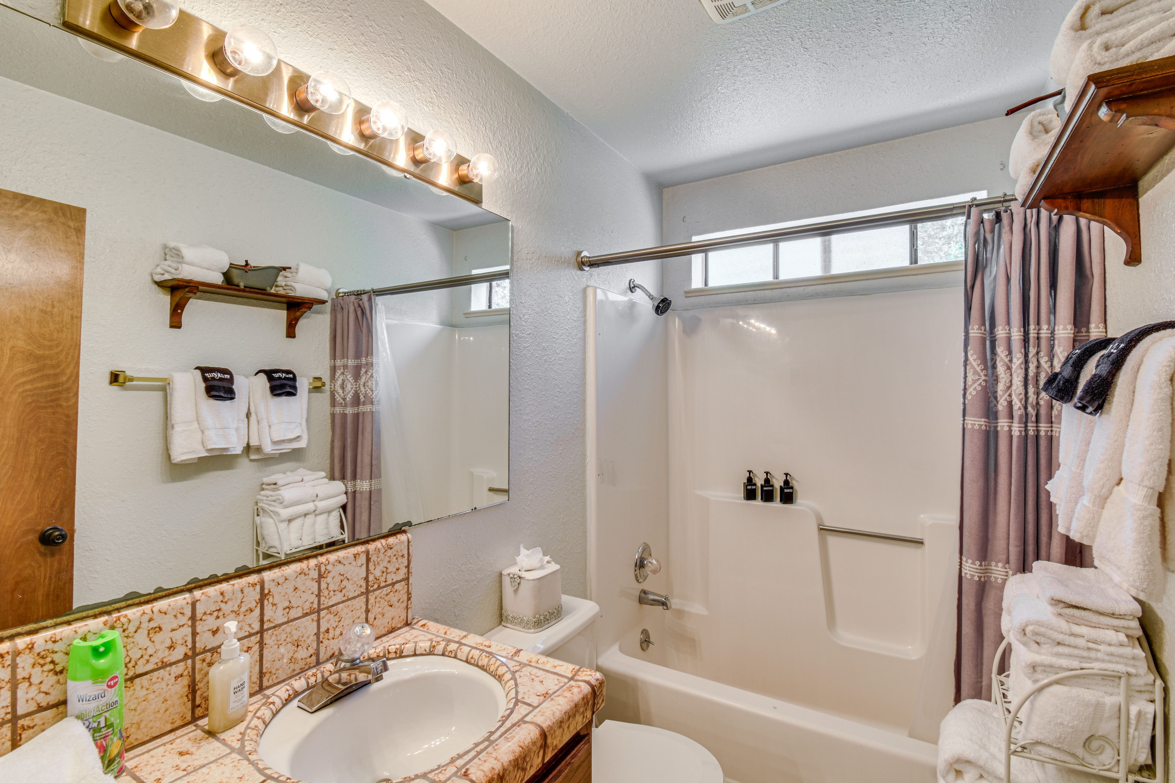 Full Bathroom | Towels Provided | Complimentary Toiletries