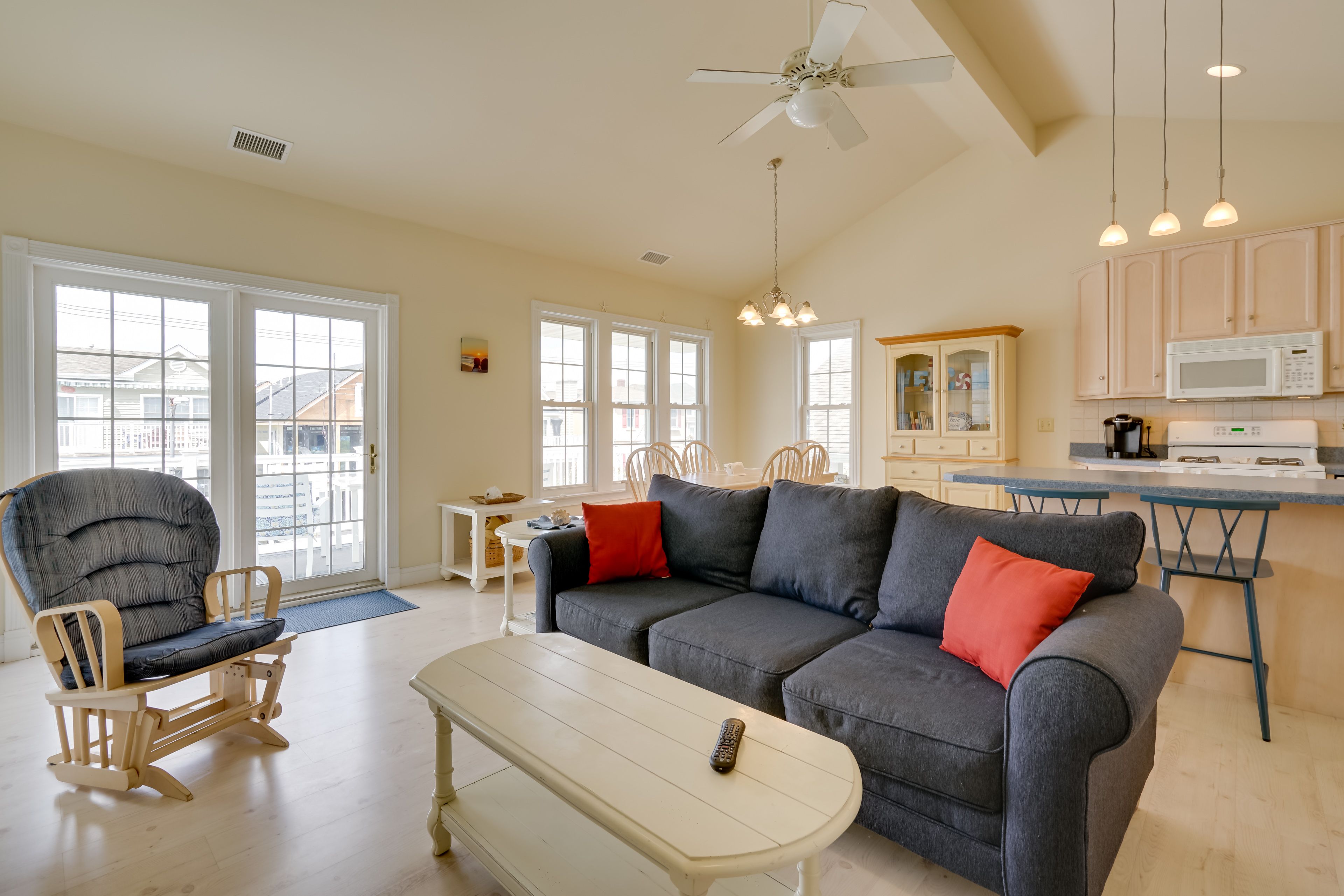 Living Room | Free WiFi | Flat-Screen TV w/ Cable