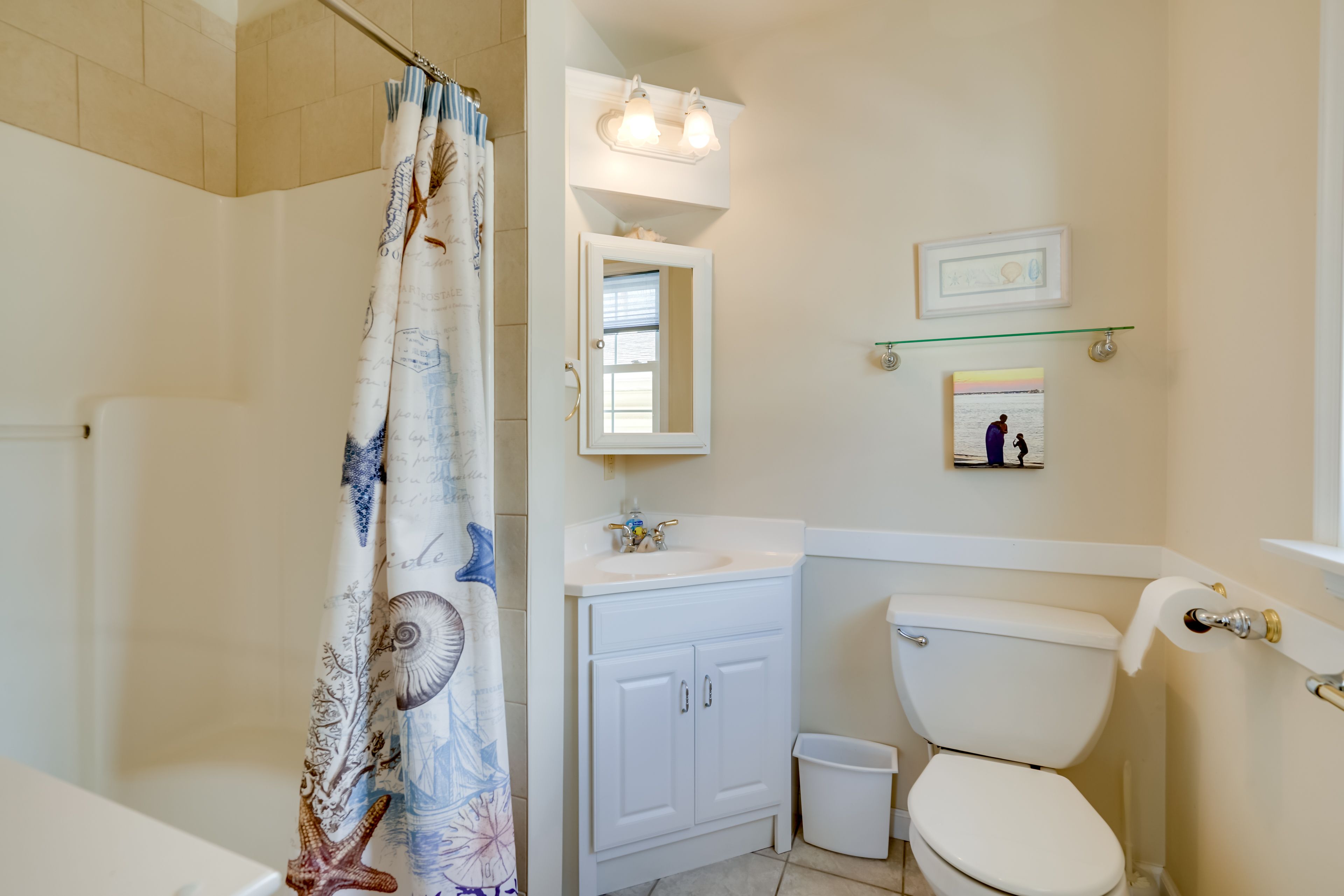 Full Bathroom | Towels Provided | Complimentary Toiletries