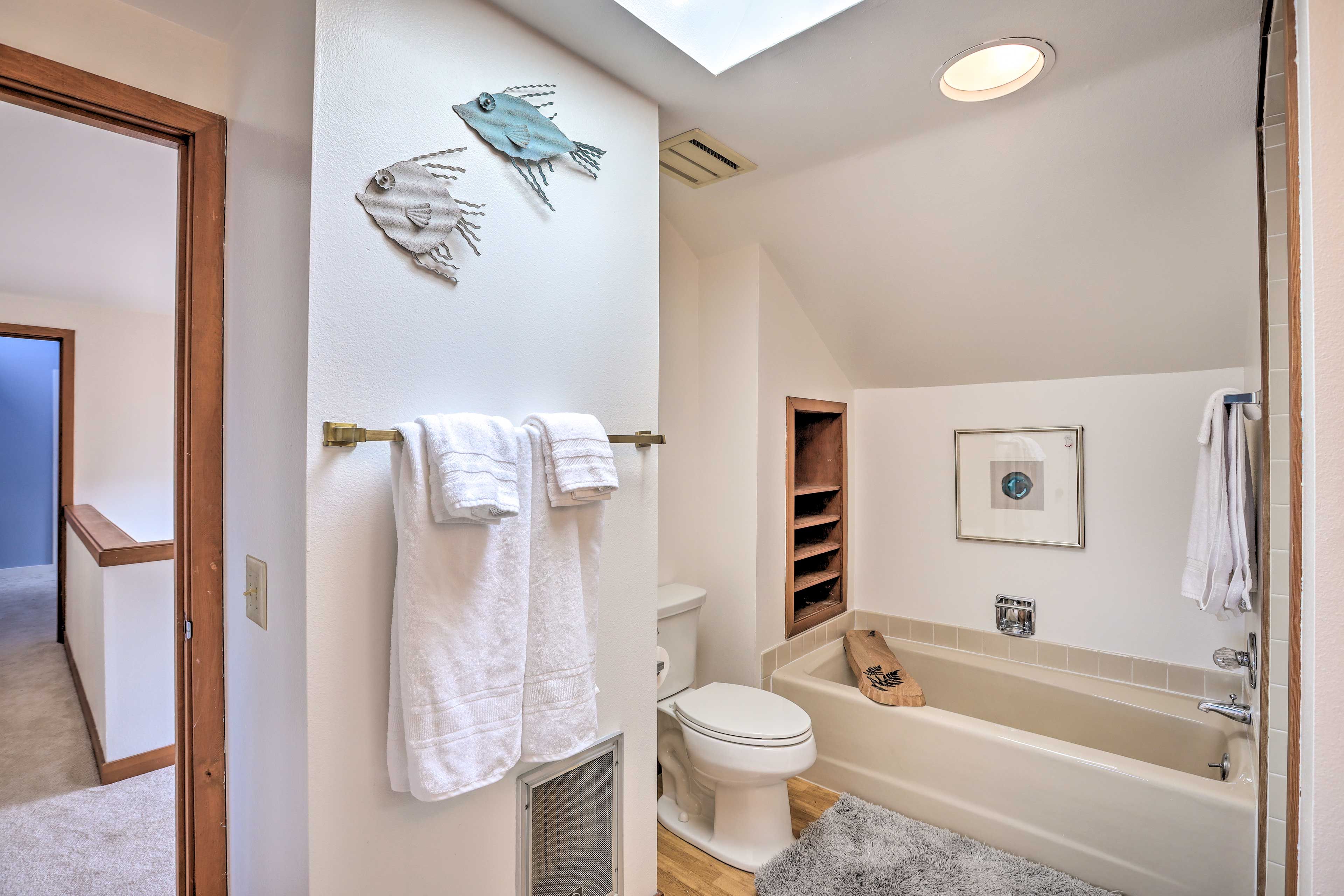 Full Bathroom | Towels Provided