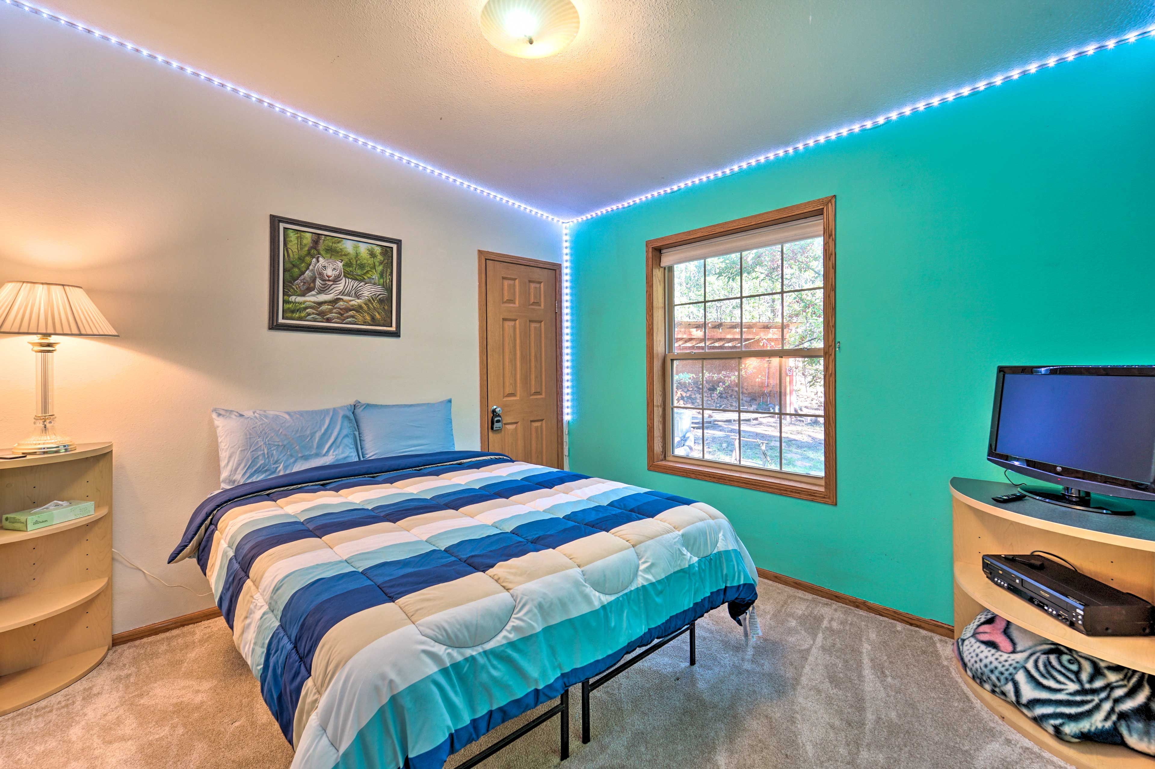 Bedroom 1 | Queen Bed