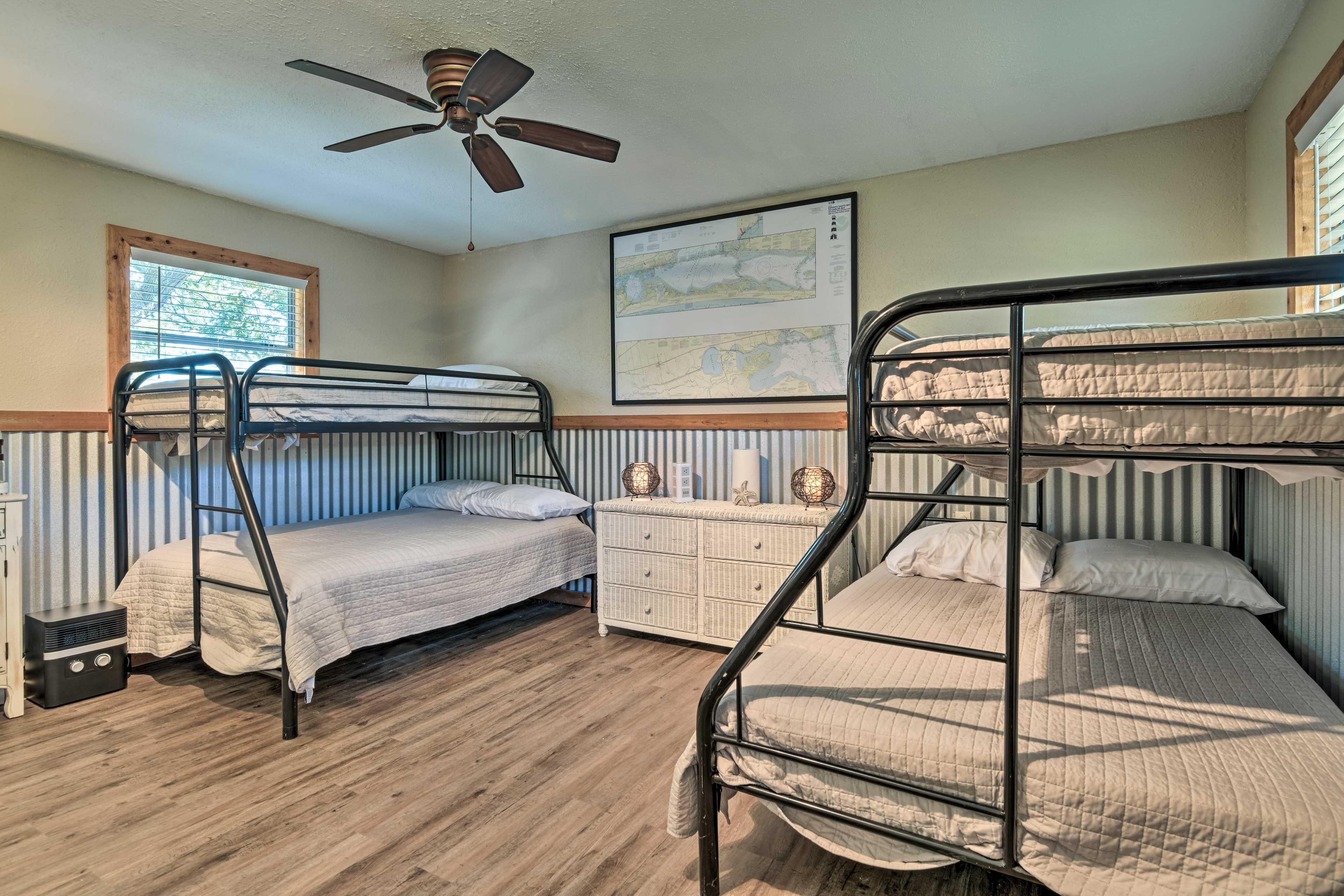 Bedroom 3 (Separate Bunkhouse) | 2 Twin/Full Bunks