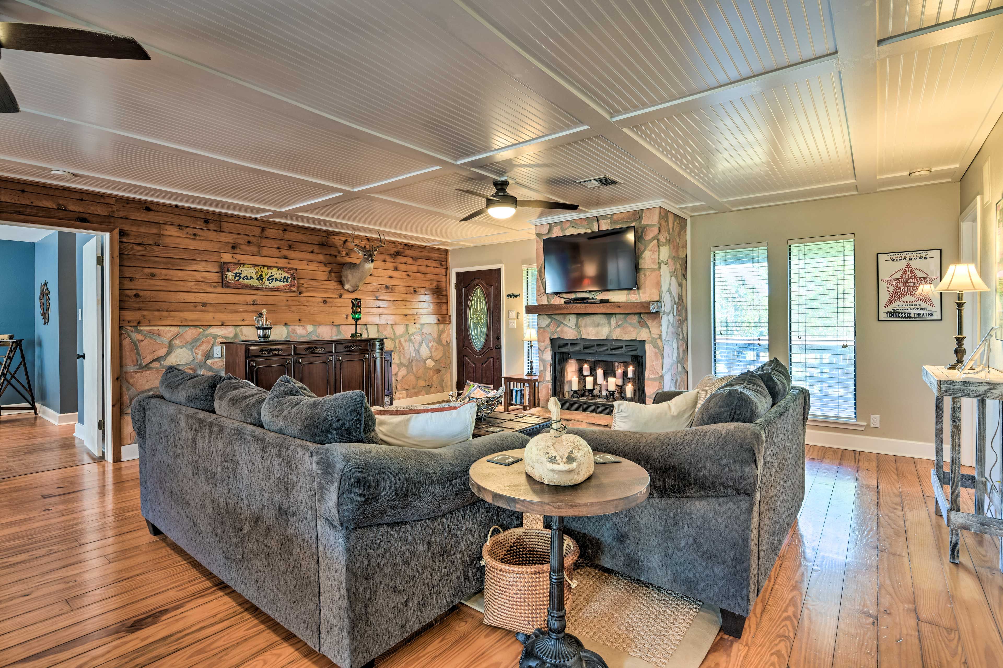 Living Room | Free WiFi | Smart TV w/ Cable