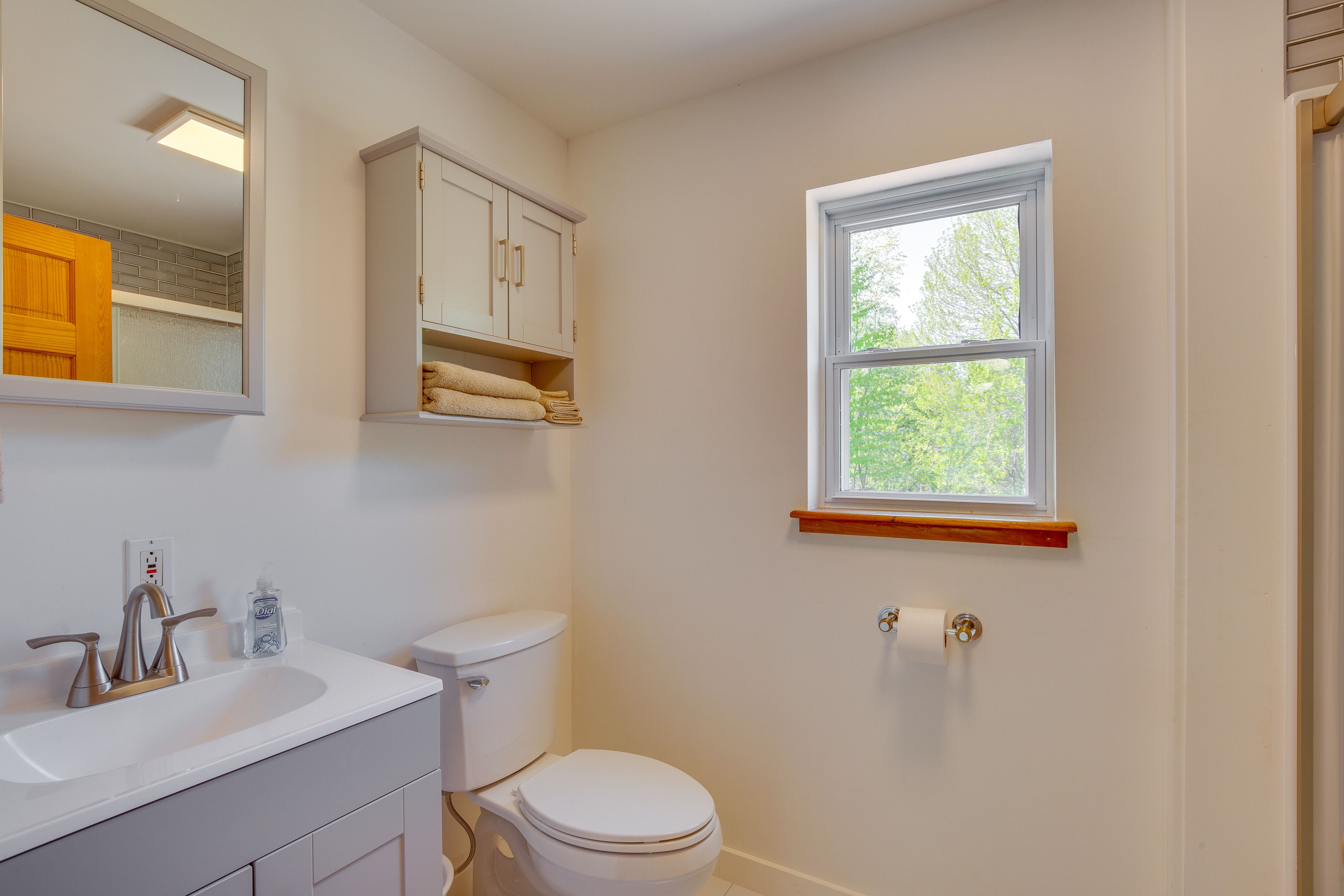 Full Bathroom | Walk-In Shower | Towels Provided