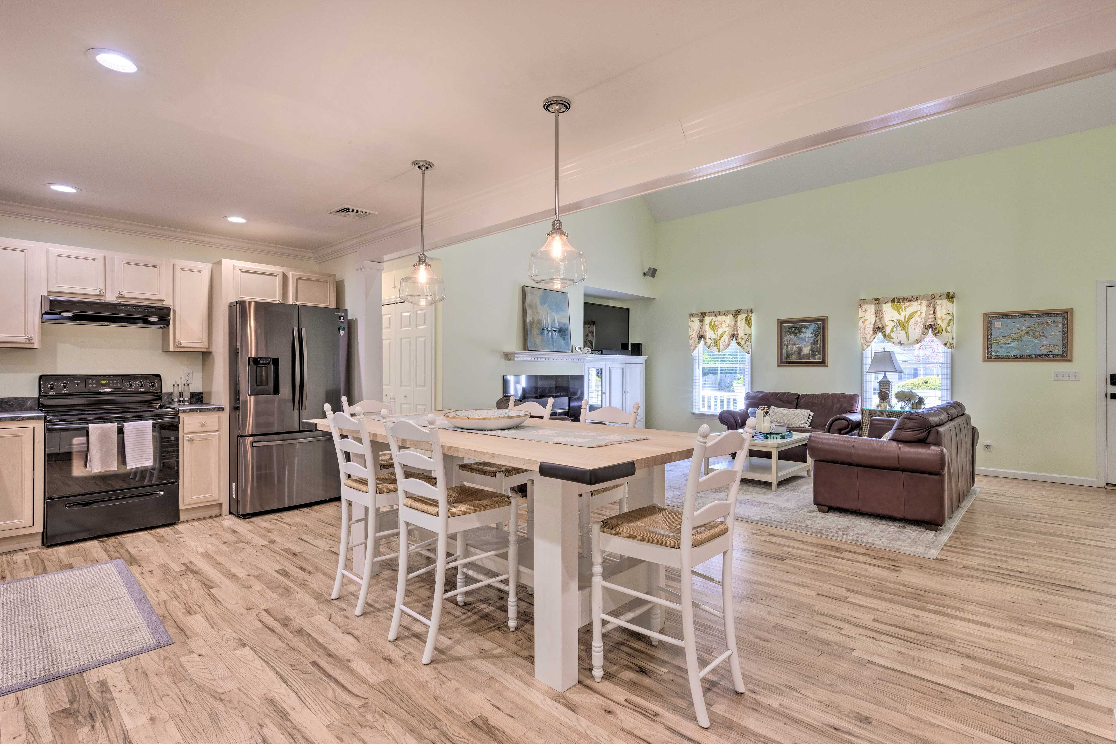 Dining Room | Dishware/Flatware Provided