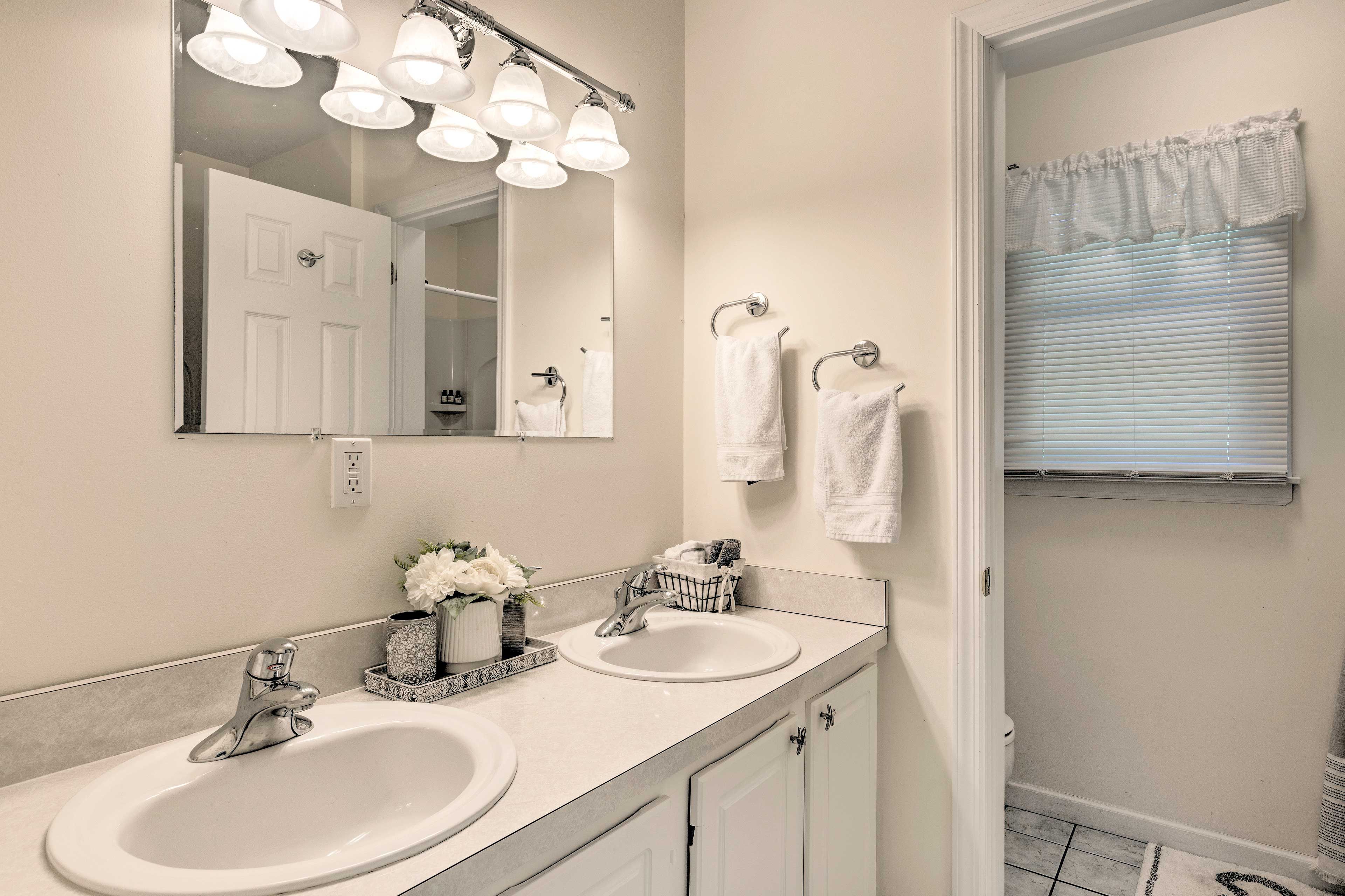 En-Suite Bathroom | Towels Provided | Walk-In Shower & Tub