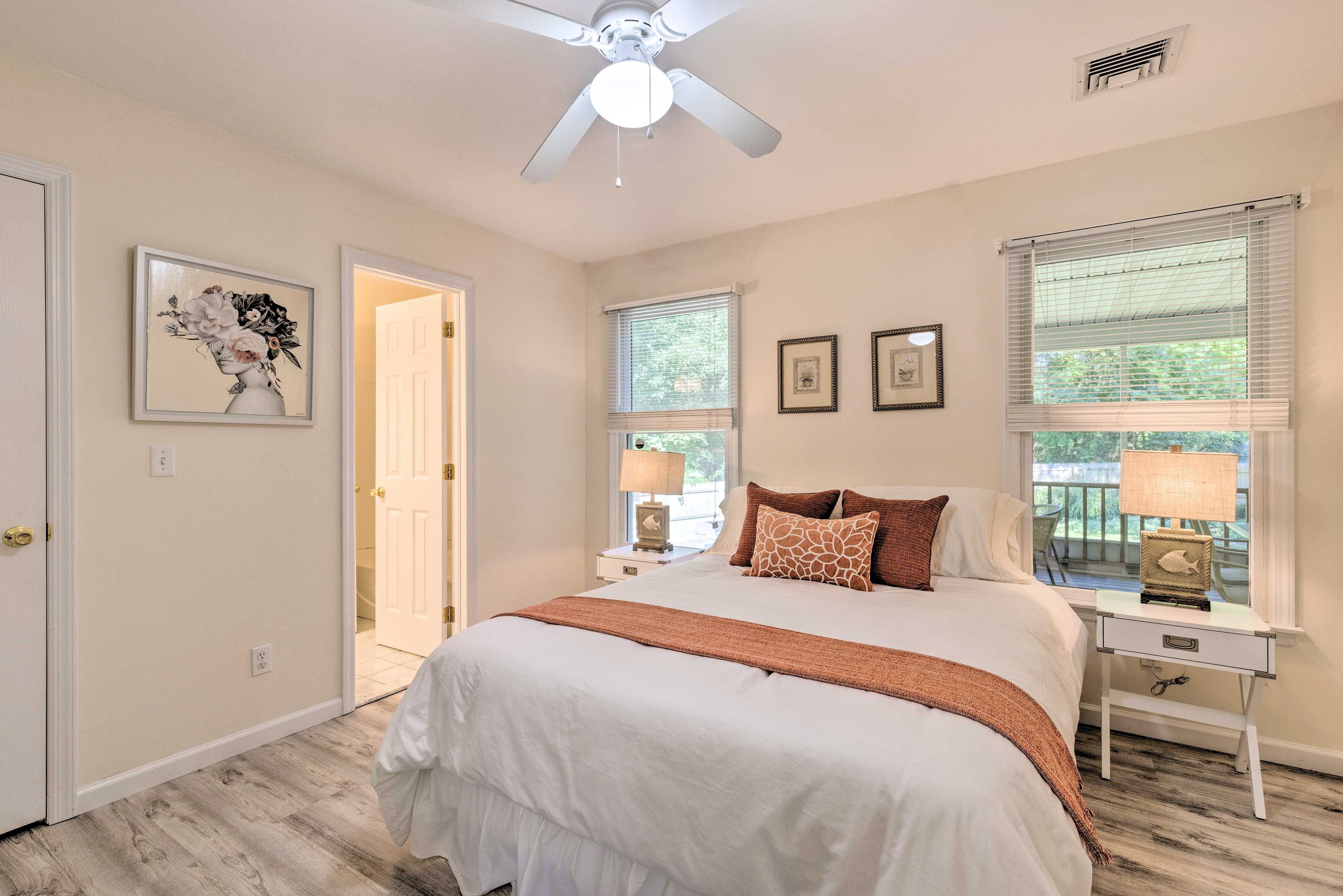 Bedroom 1 | Queen Bed | Main Level | En-Suite Bathroom | Smart TV