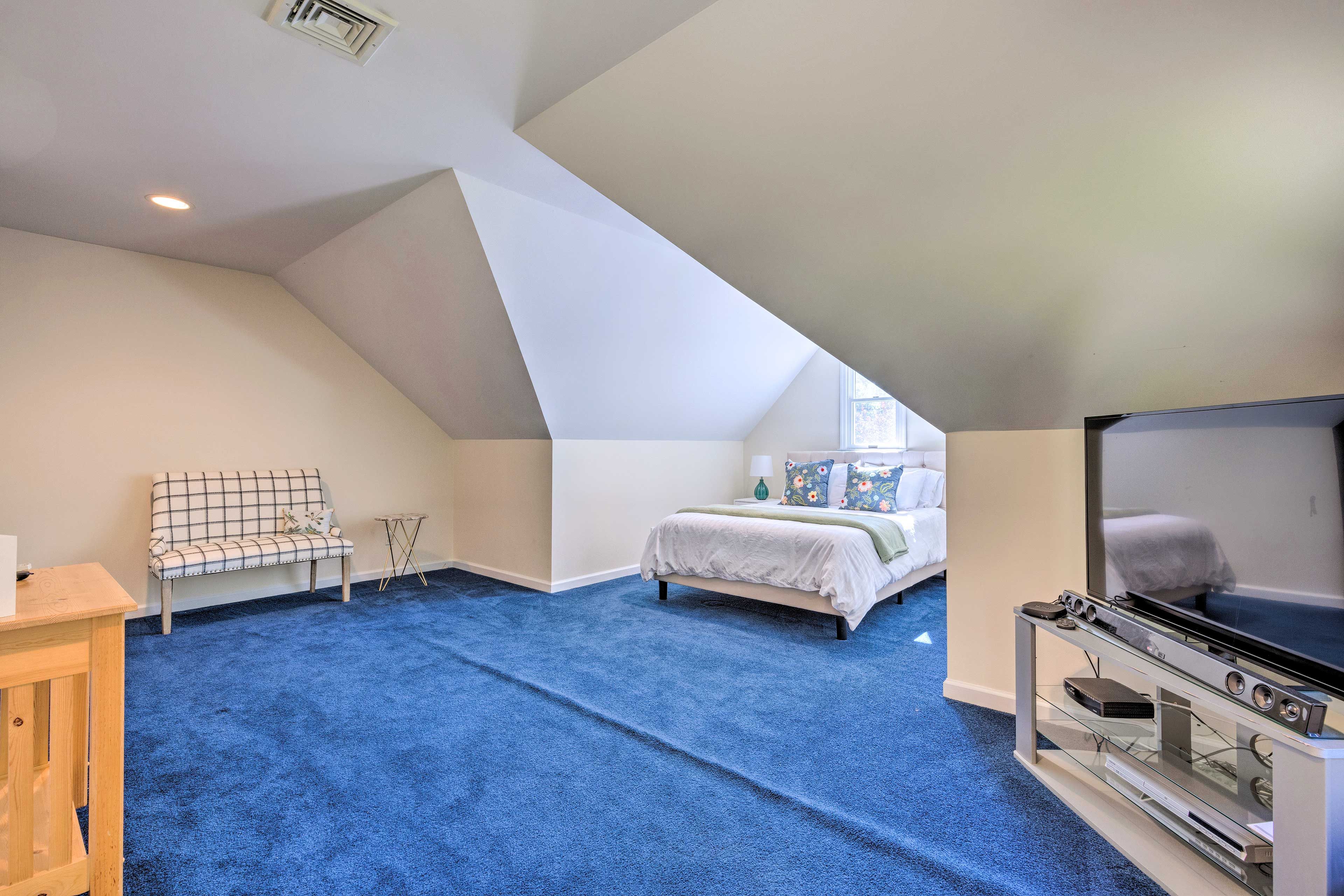 Bedroom 4 | Queen Bed | 2nd Level | Smart TV | En-Suite Bathroom
