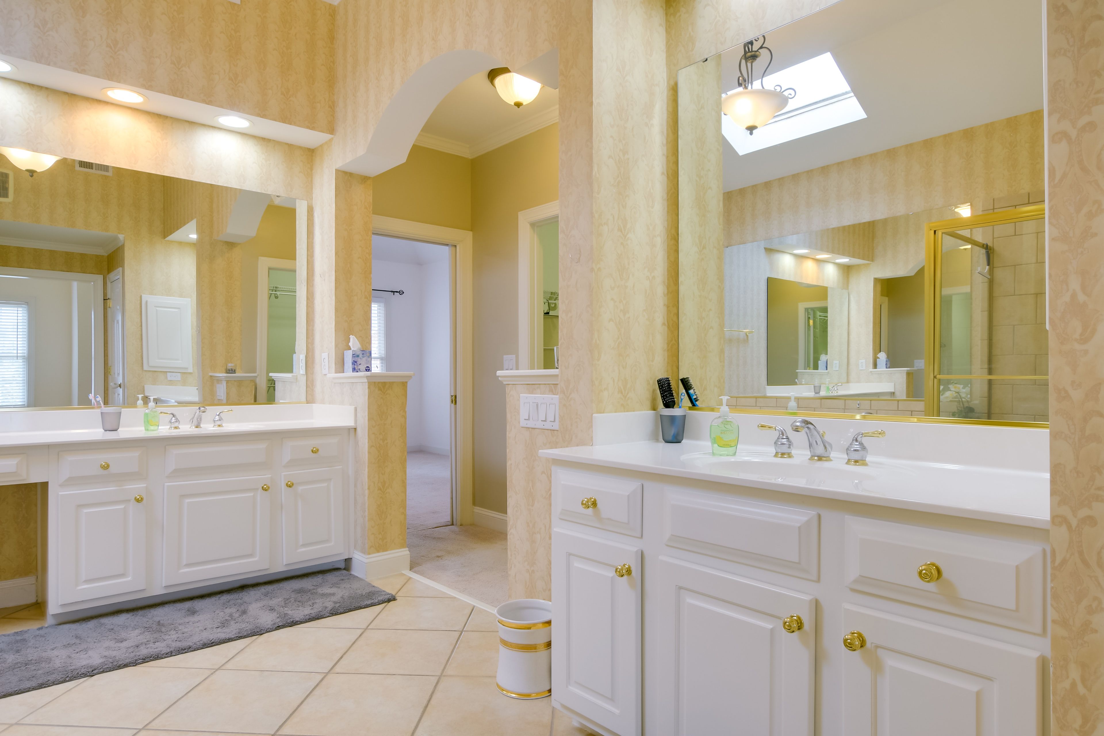 Full Bathroom | 2nd Floor | Jetted Tub | Walk-In Closet