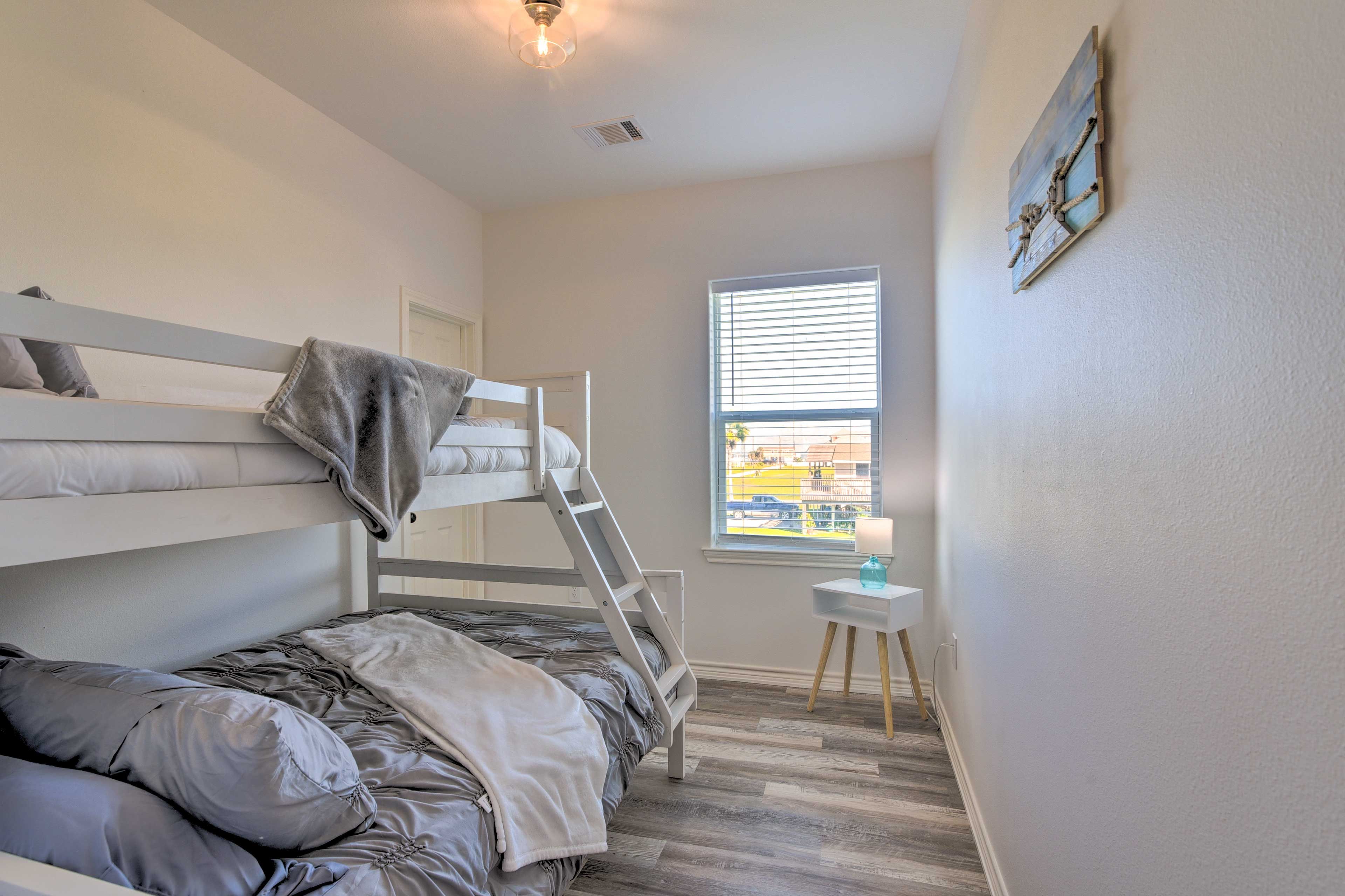 Bedroom 2 | Twin/Full Bunk Bed