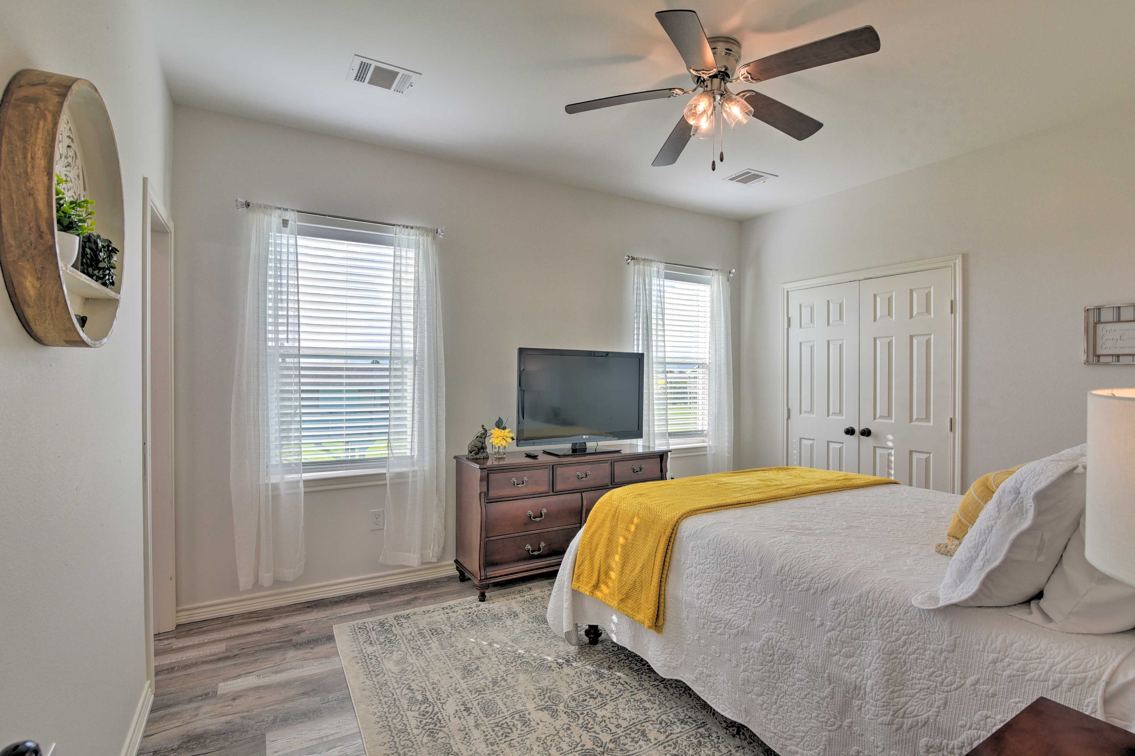 Bedroom 1 | Queen Bed | Smart TV