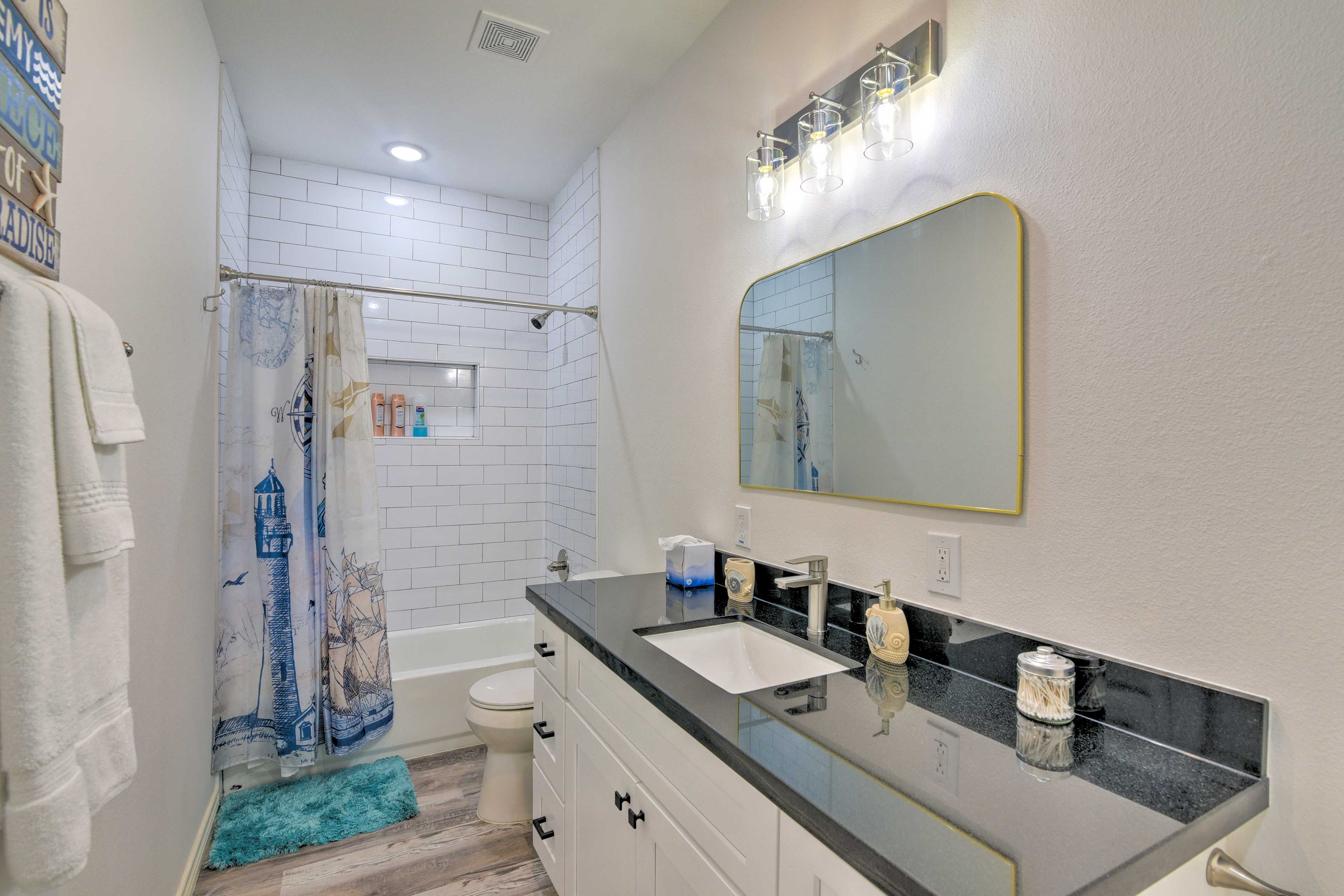 Full Bathroom | Complimentary Toiletries