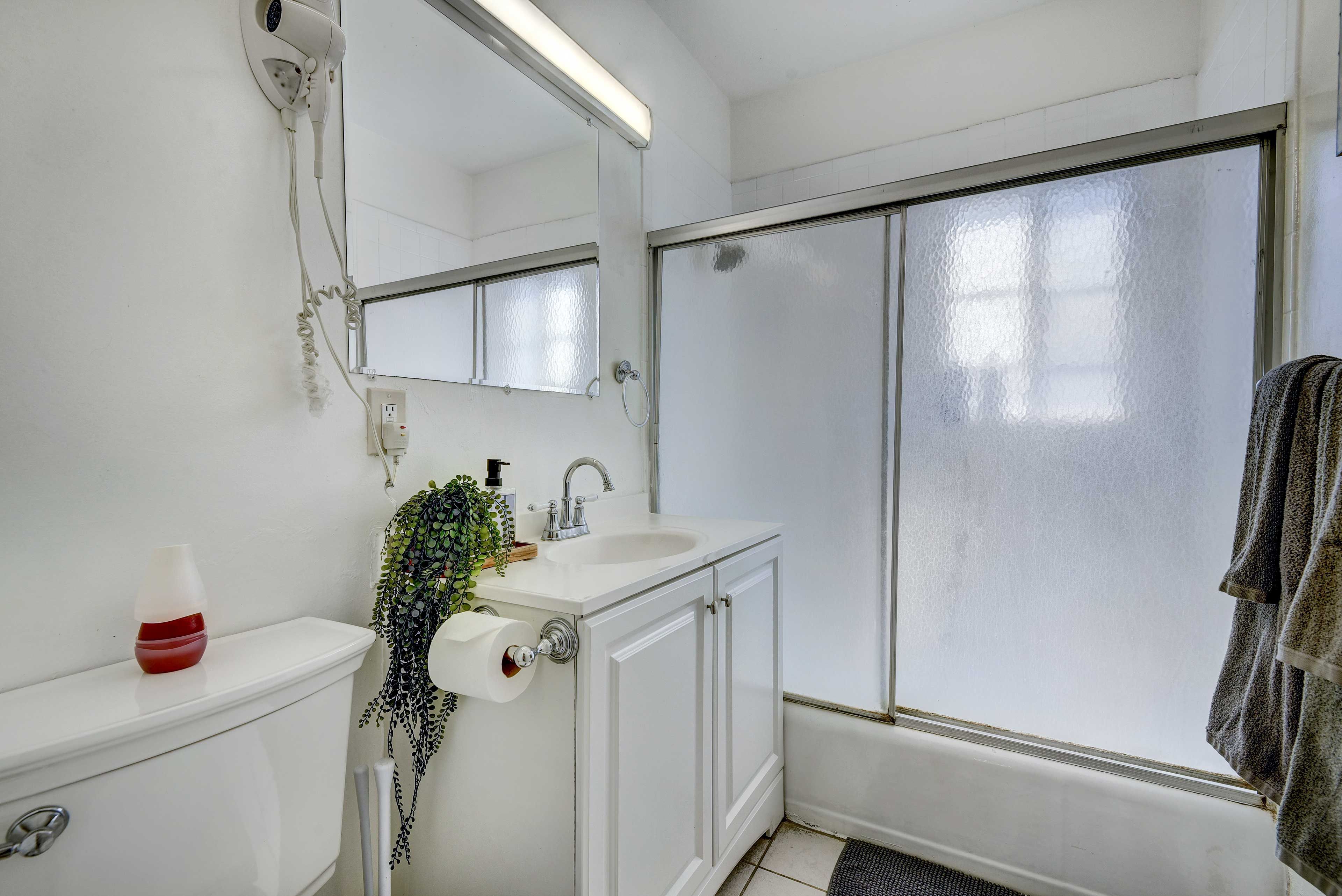 Full Bathroom | Linens & Towels | Hair Dryer