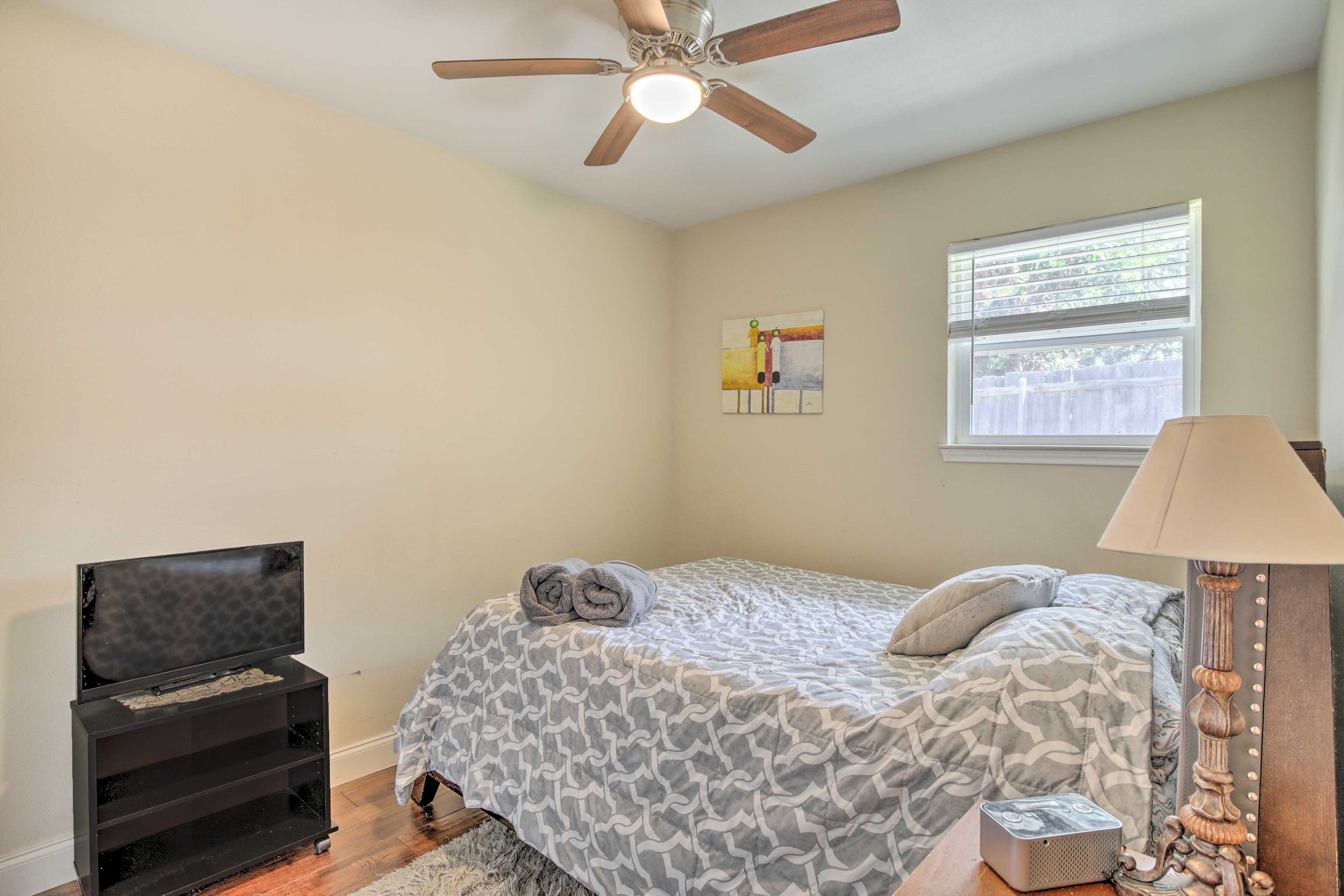 Bedroom 2 | Queen Bed