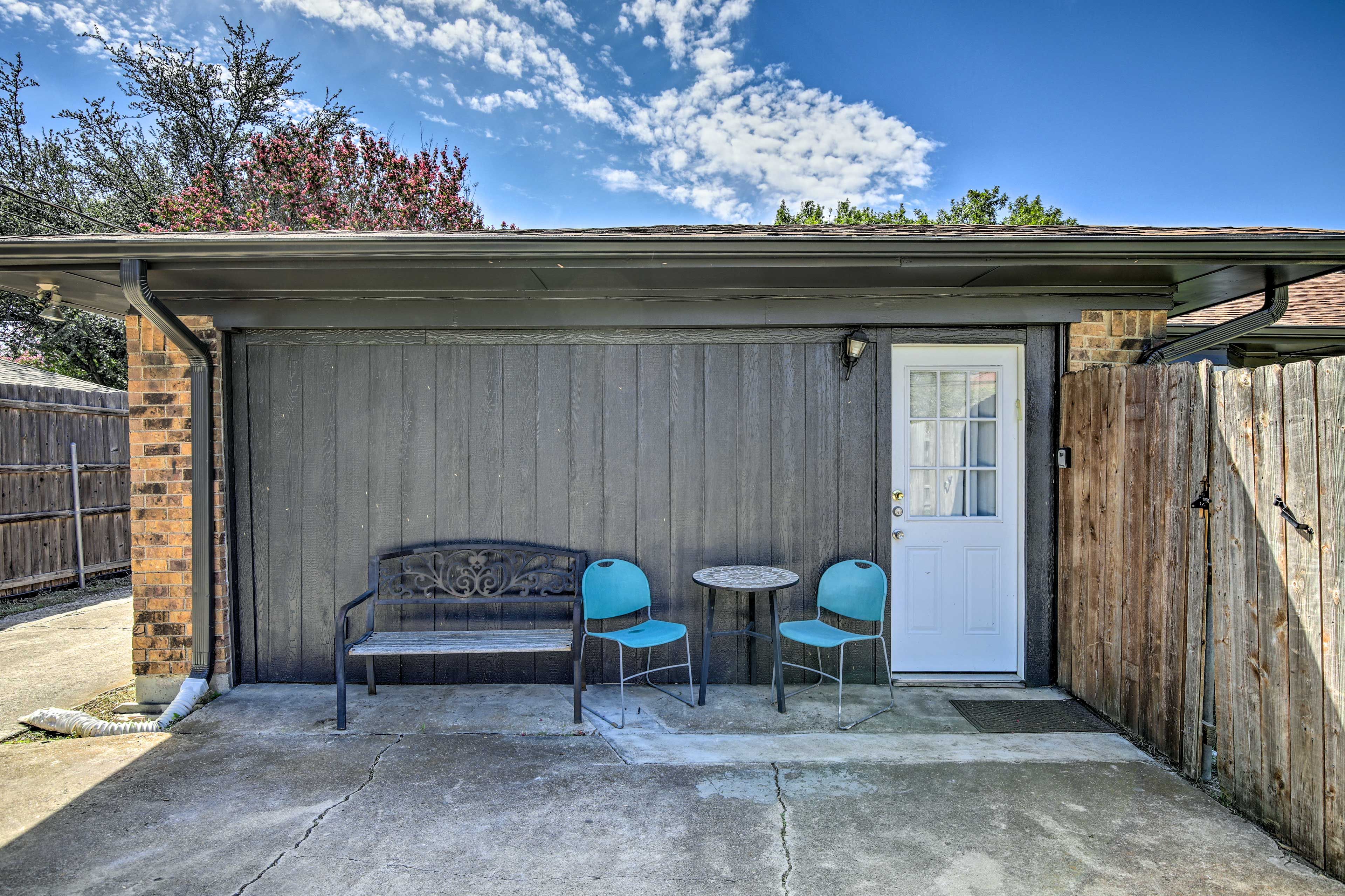 Patio | Outdoor Dining Area | Gas Grill (Propane Not Provided) | Lockbox