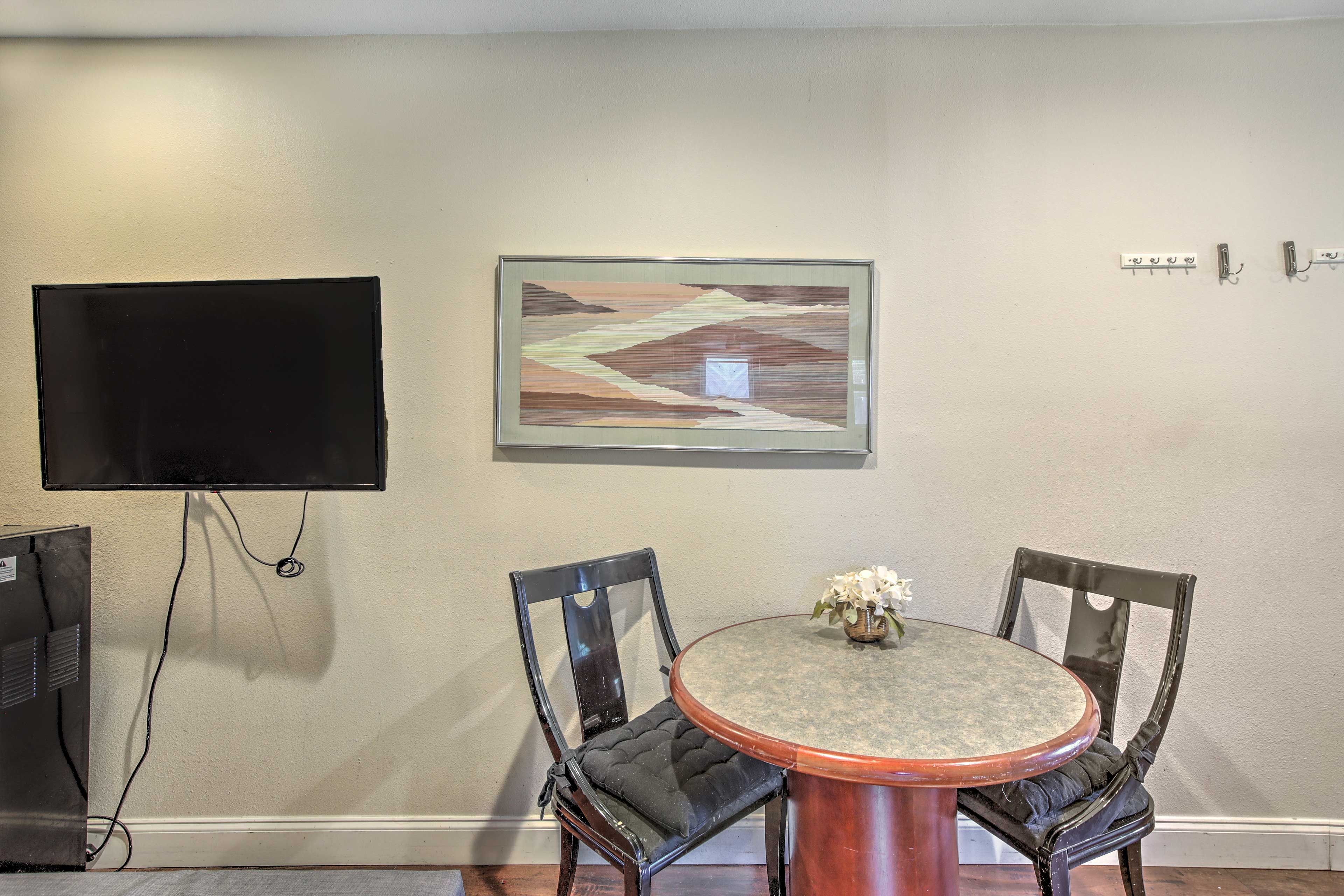 Dining Area | Central Air Conditioning | Pet Friendly