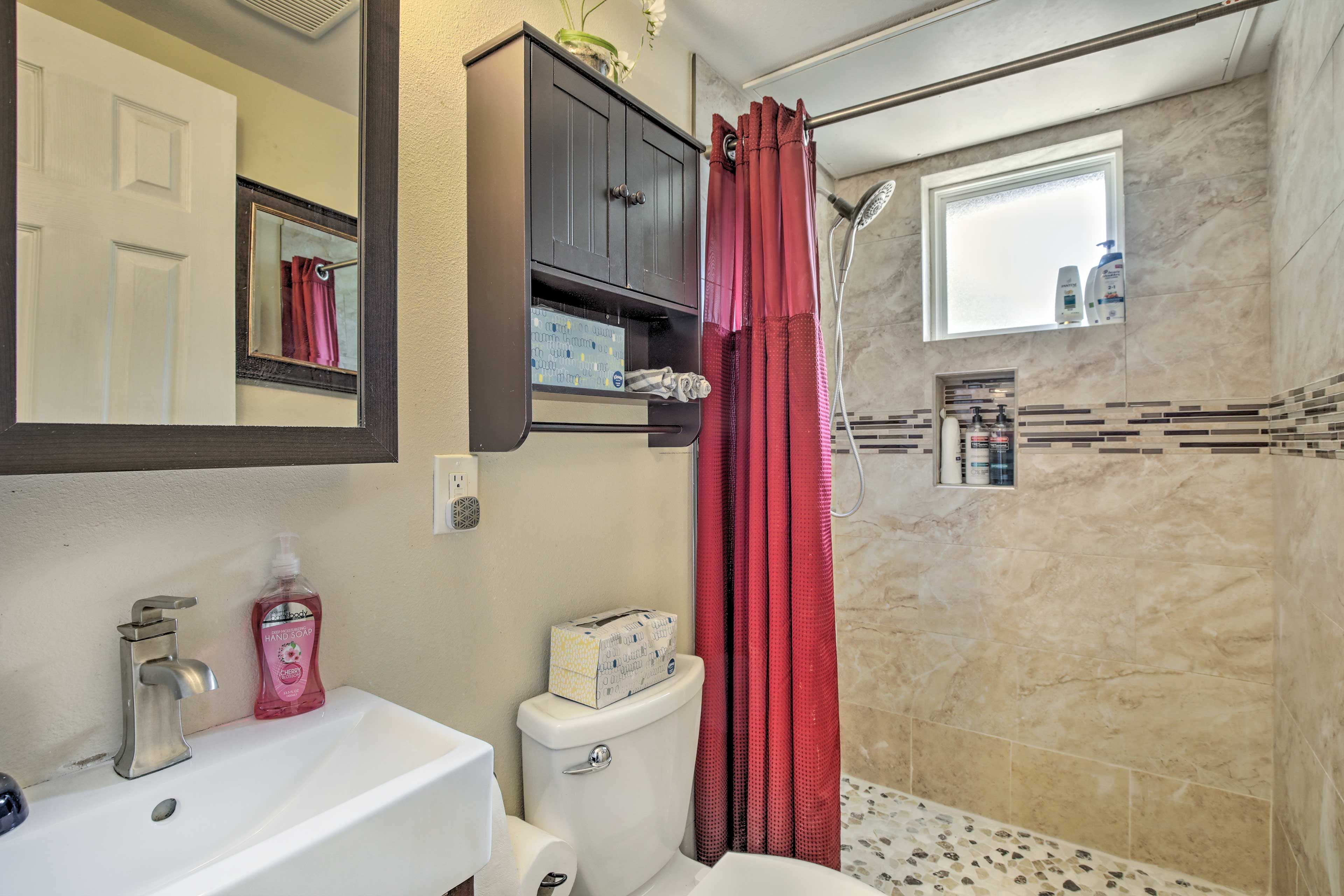Full Bathroom | Complimentary Toiletries | Towels Provided