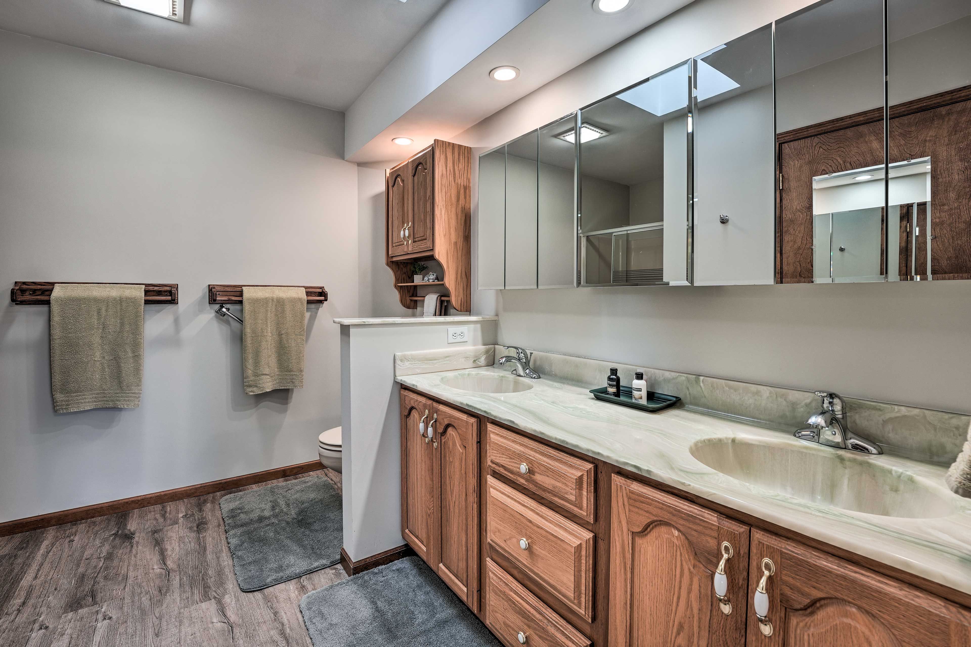 En-Suite Bathroom | Main Level | Towels Provided