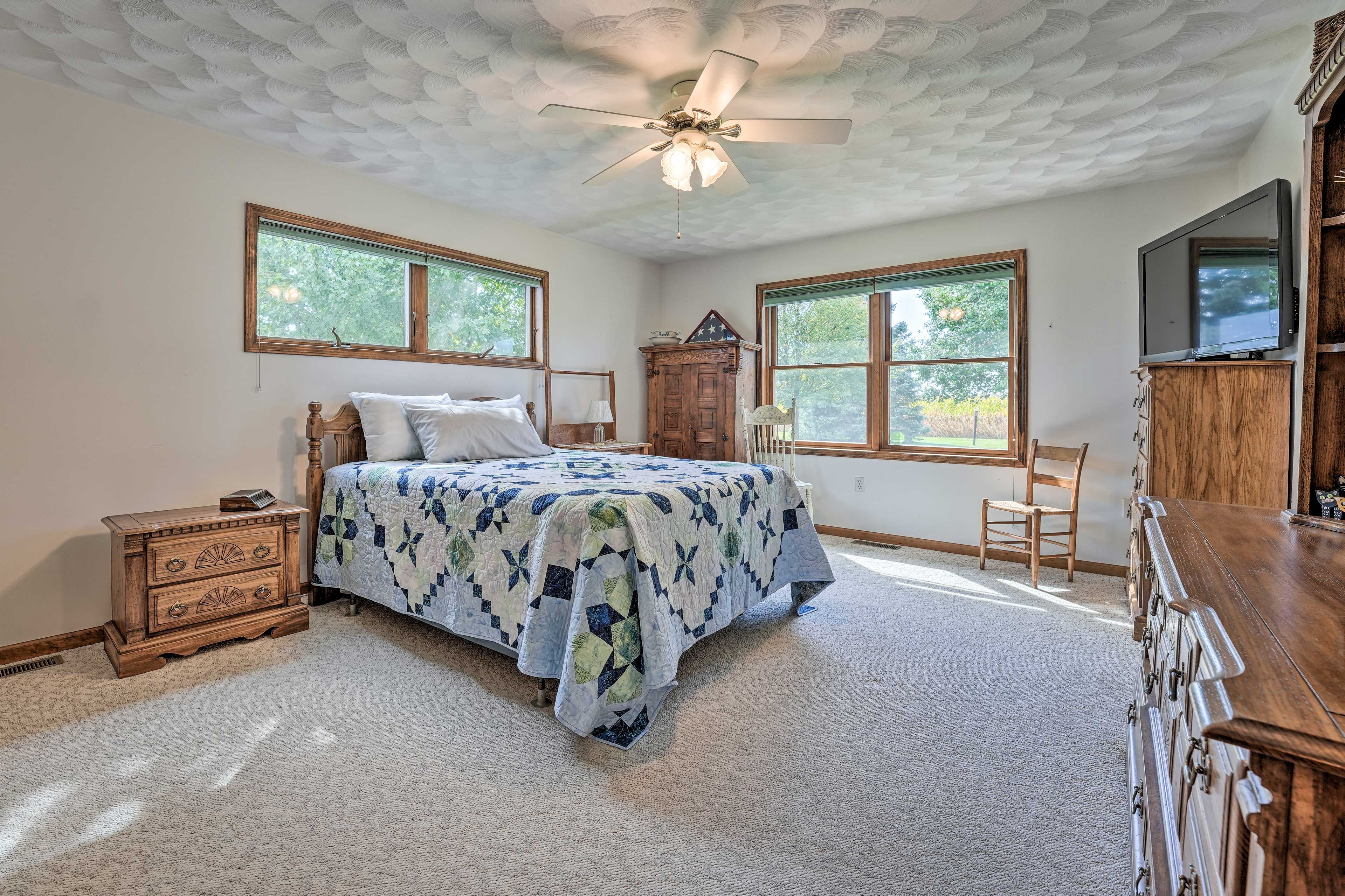 Bedroom 1 | Main Level | Queen Bed | Linens Provided | Smart TV
