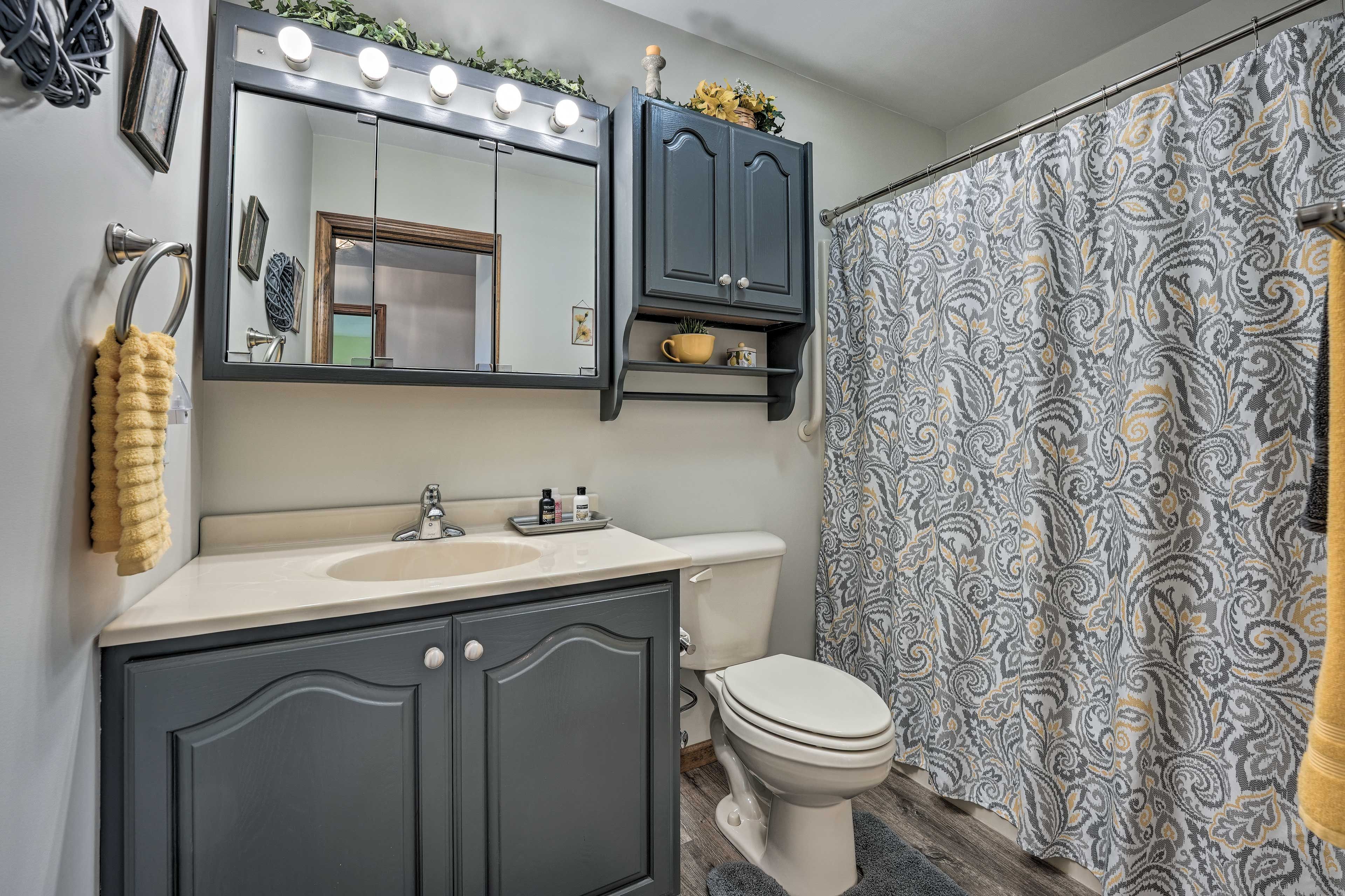 Full Bathroom | Main Level | Complimentary Toiletries
