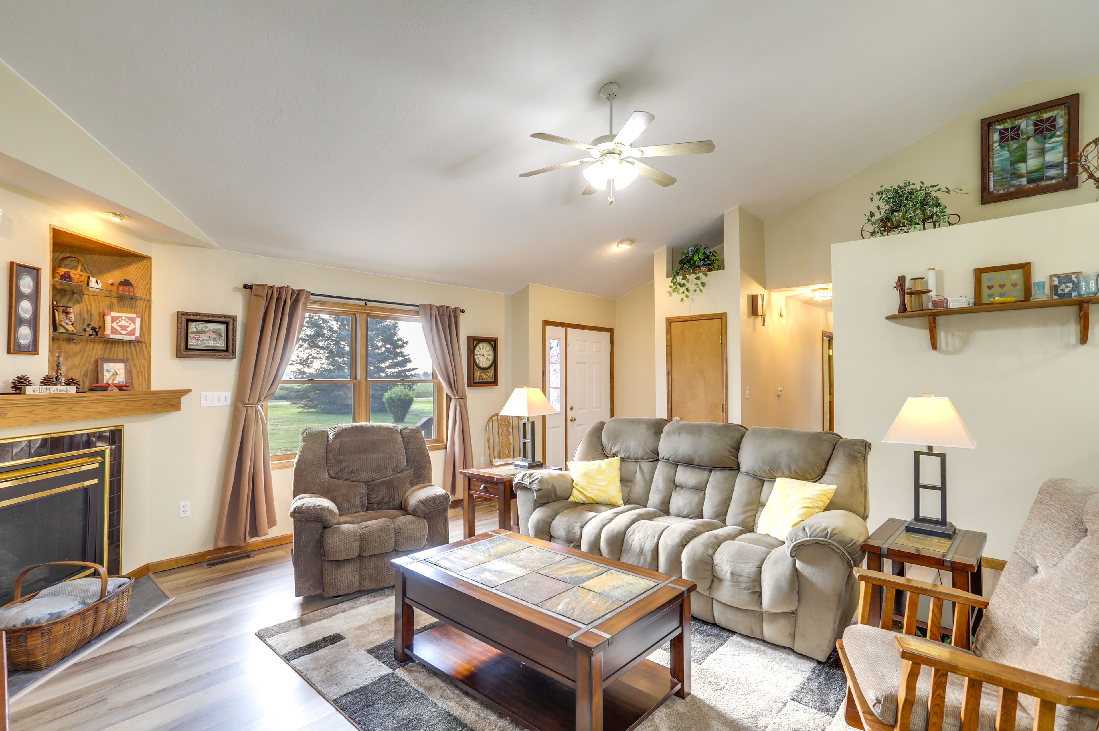 Living Room | Smart TV w/ Cable | Free WiFi