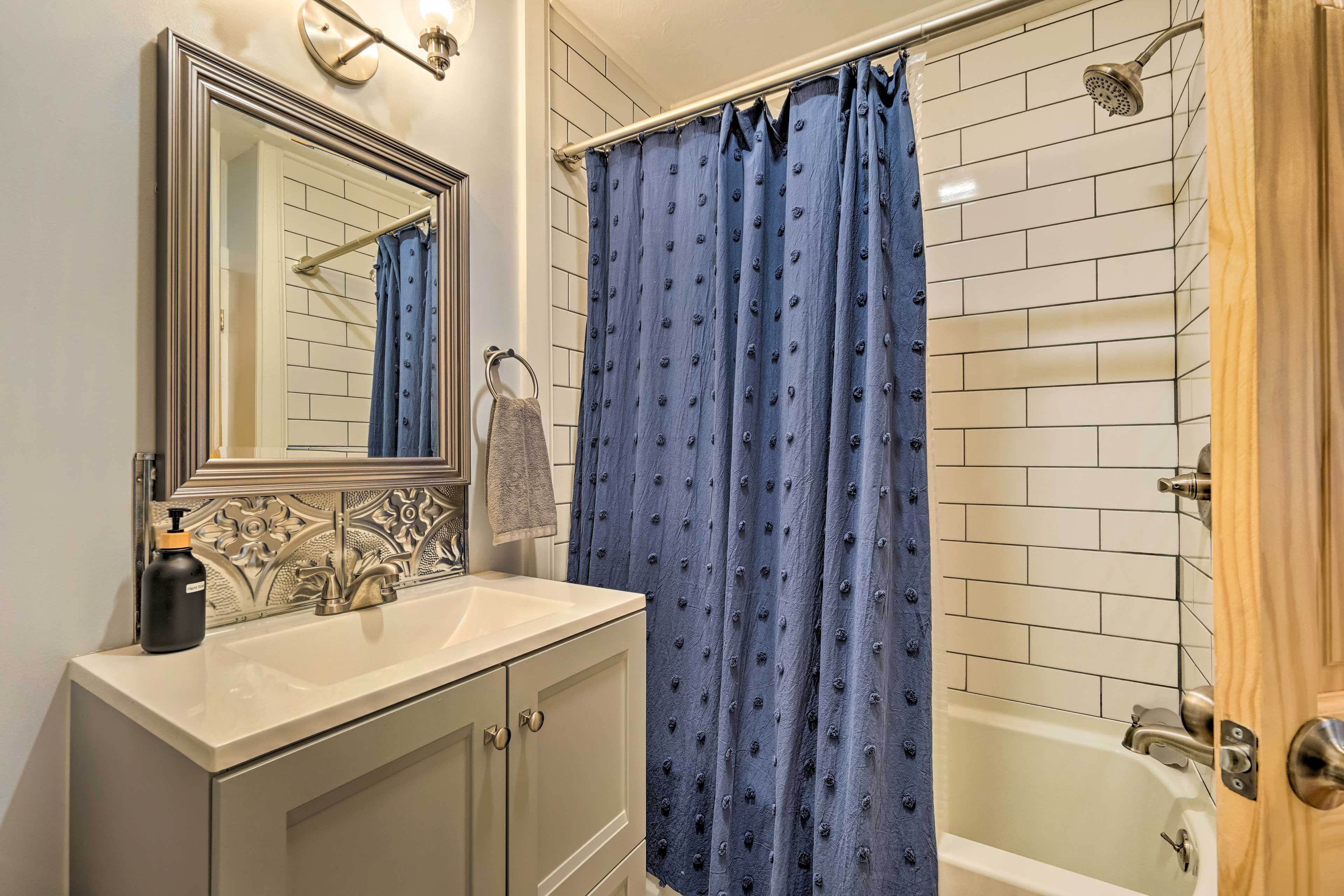 Full Bathroom | Complimentary Toiletries | Towels Provided