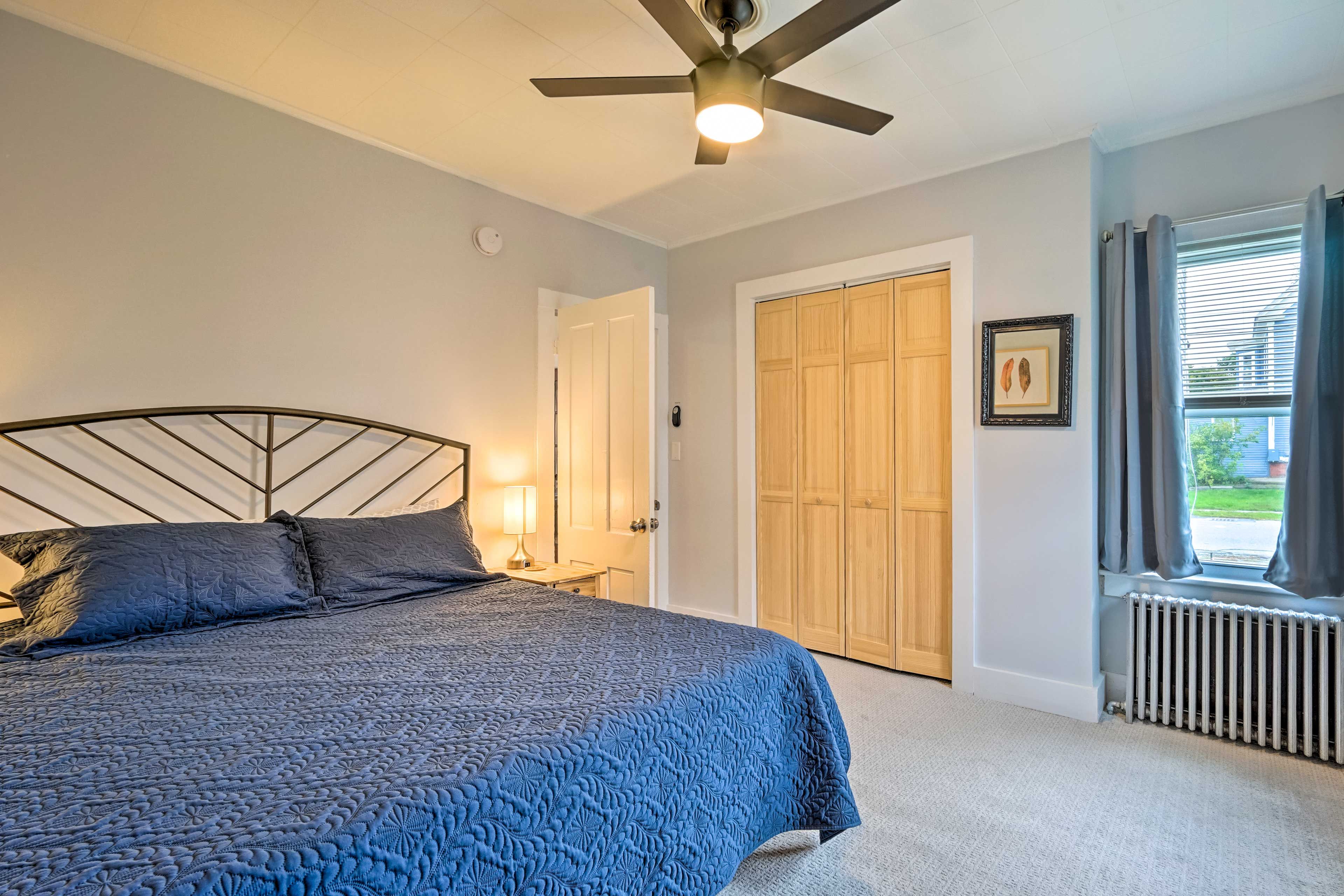 Bedroom 1 | Queen Bed | Smart TV