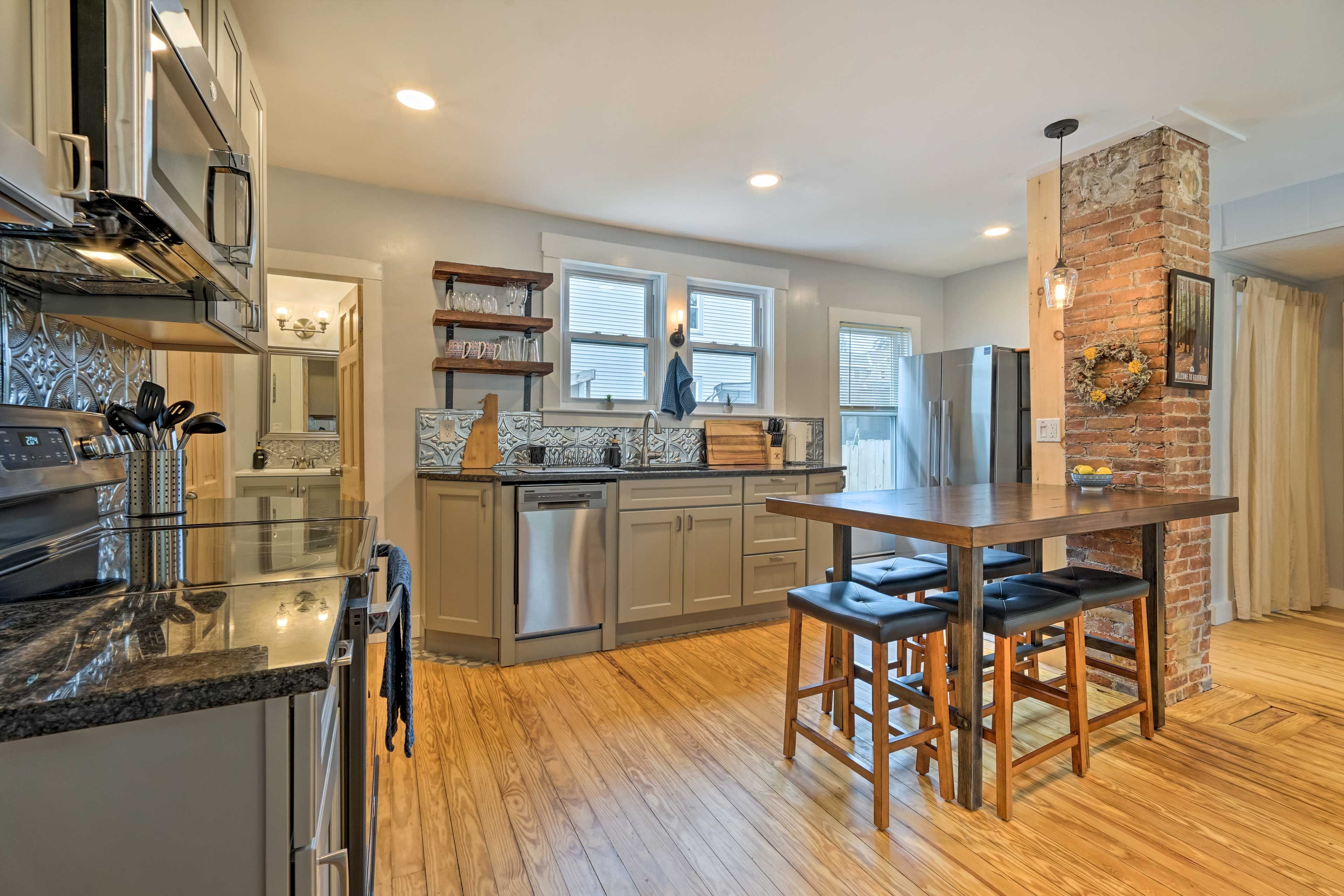 Kitchen & Dining Area | Single-Story Home