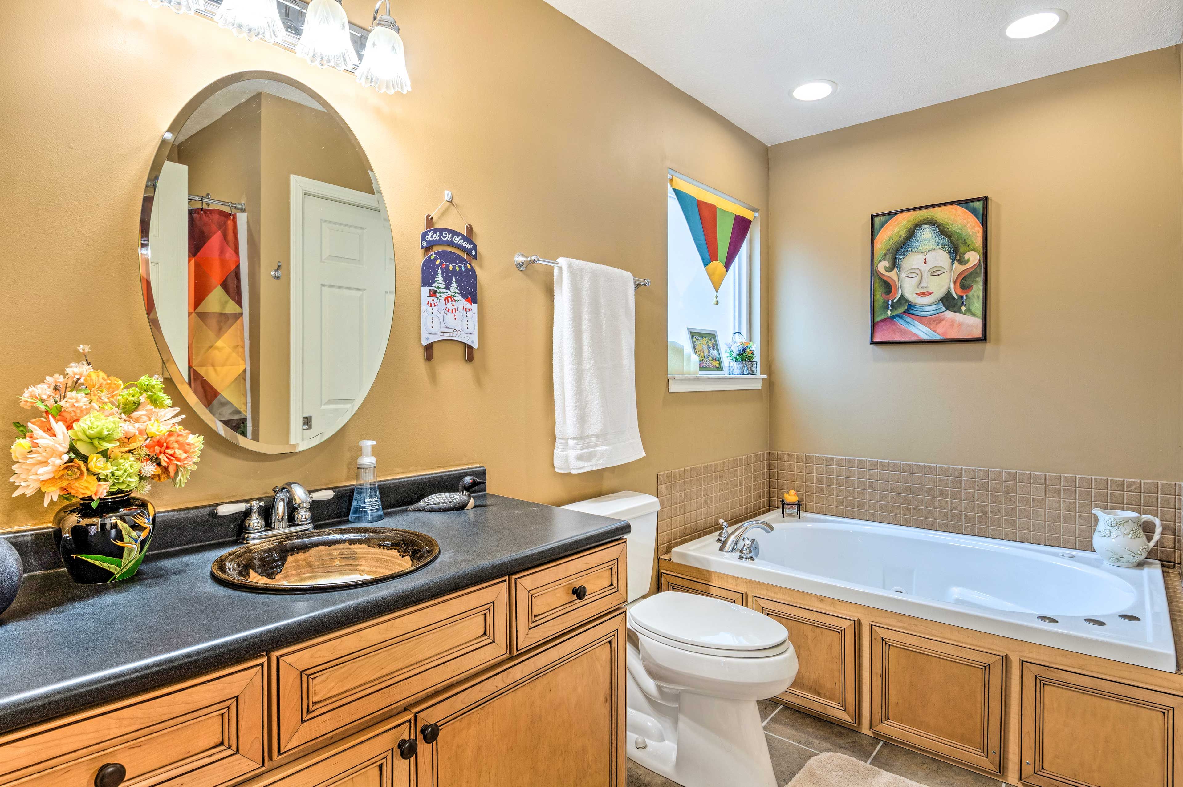 Full Bathroom | 1st Floor | Jetted Tub | Towels Provided