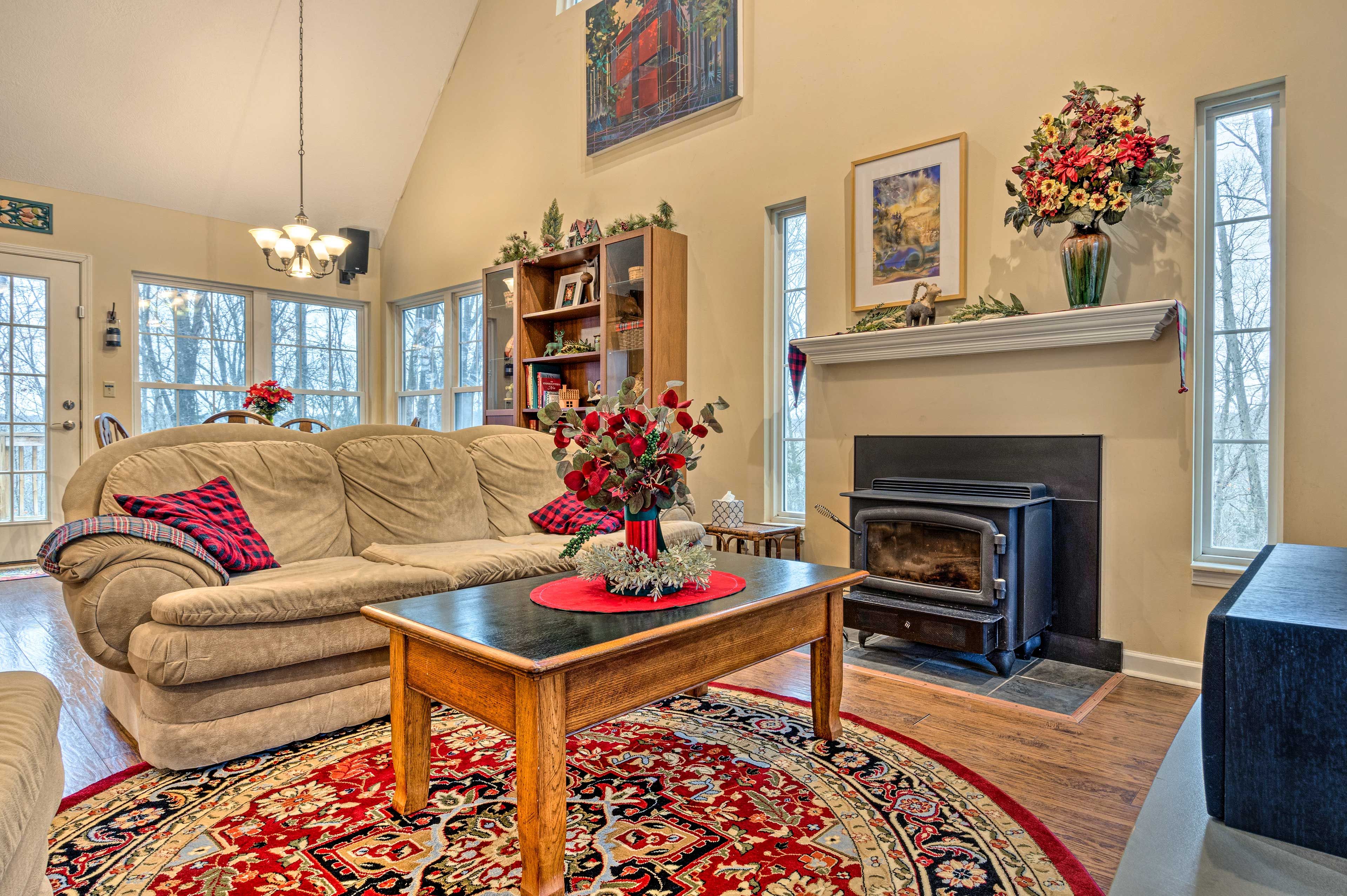 Living Room | 1st Floor | Central Air Conditioning | Smart TV