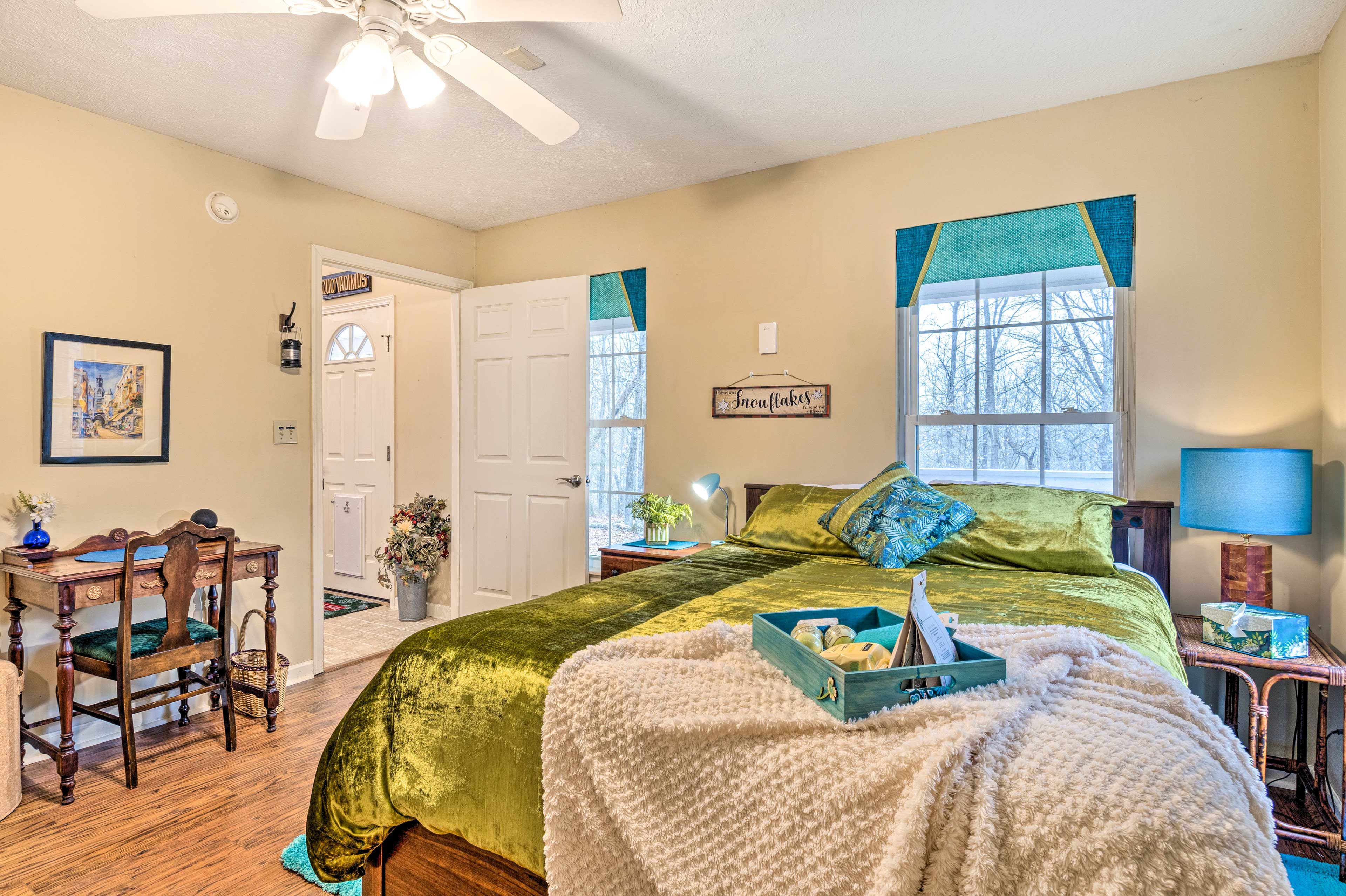 Bedroom | Queen Bed | 1st Floor | En-Suite Bathroom