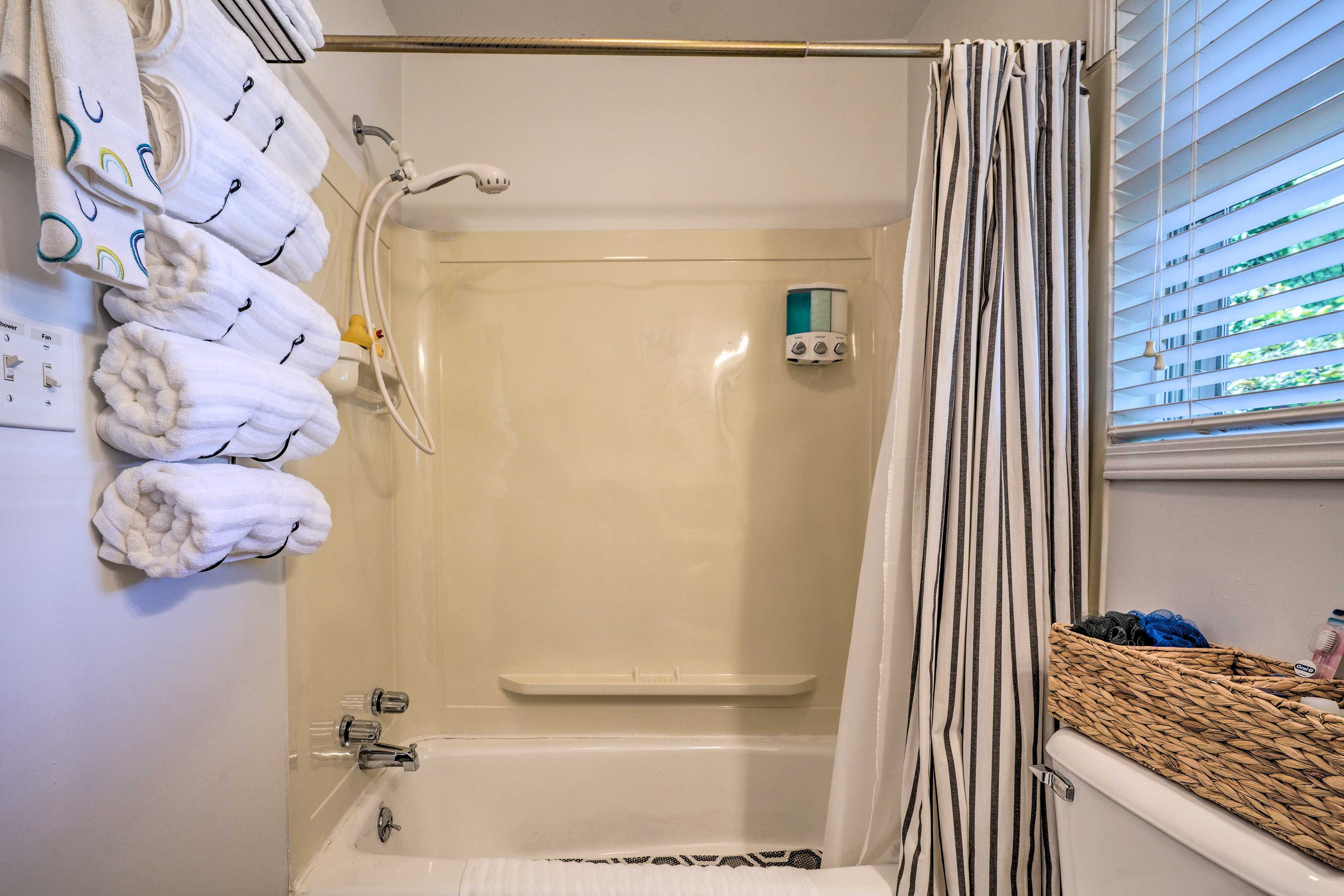 Full Bathroom | Complimentary Toiletries | Towels Provided | 1st Floor