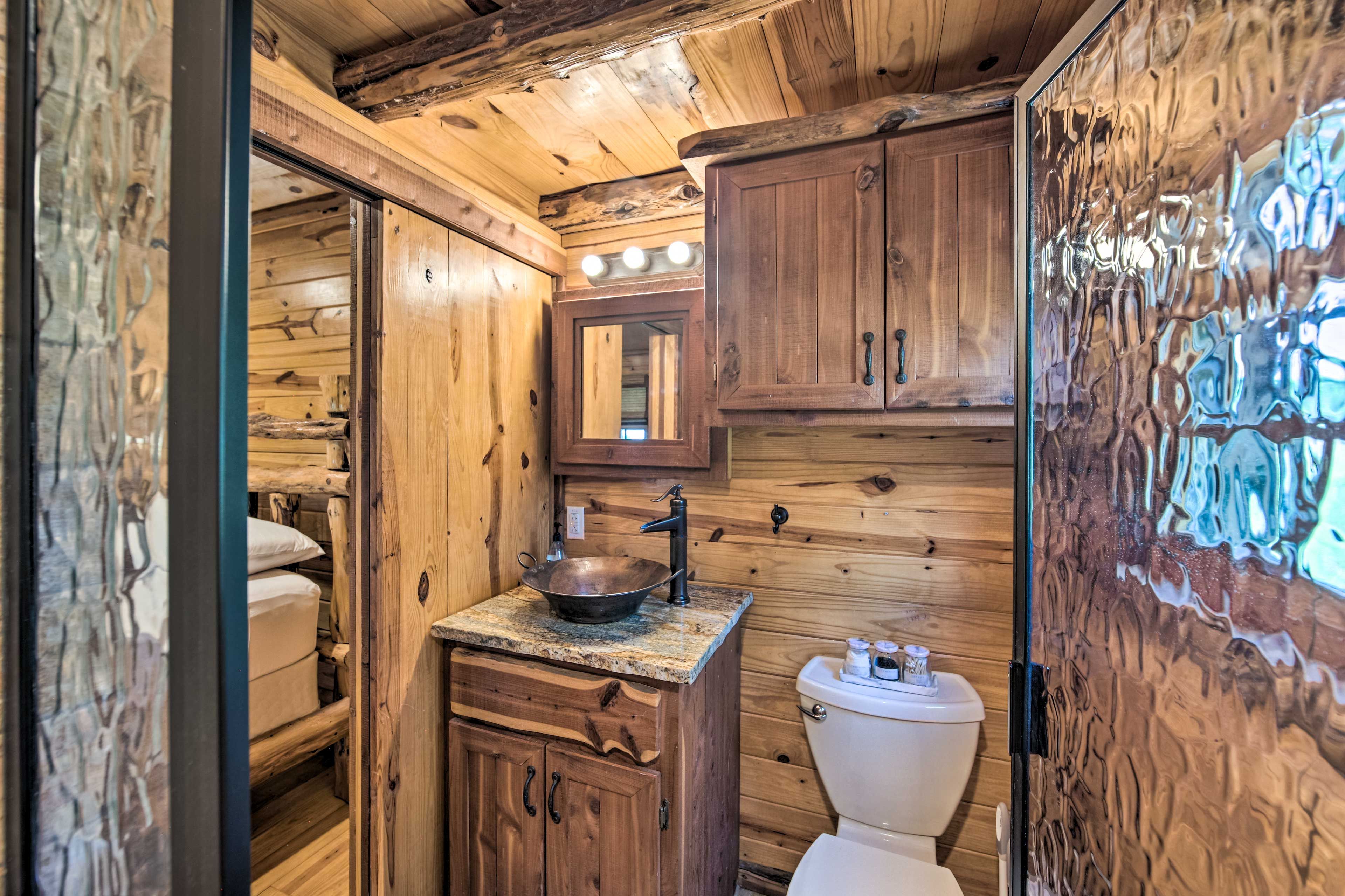 Full Bathroom | Towels Provided | Complimentary Toiletries