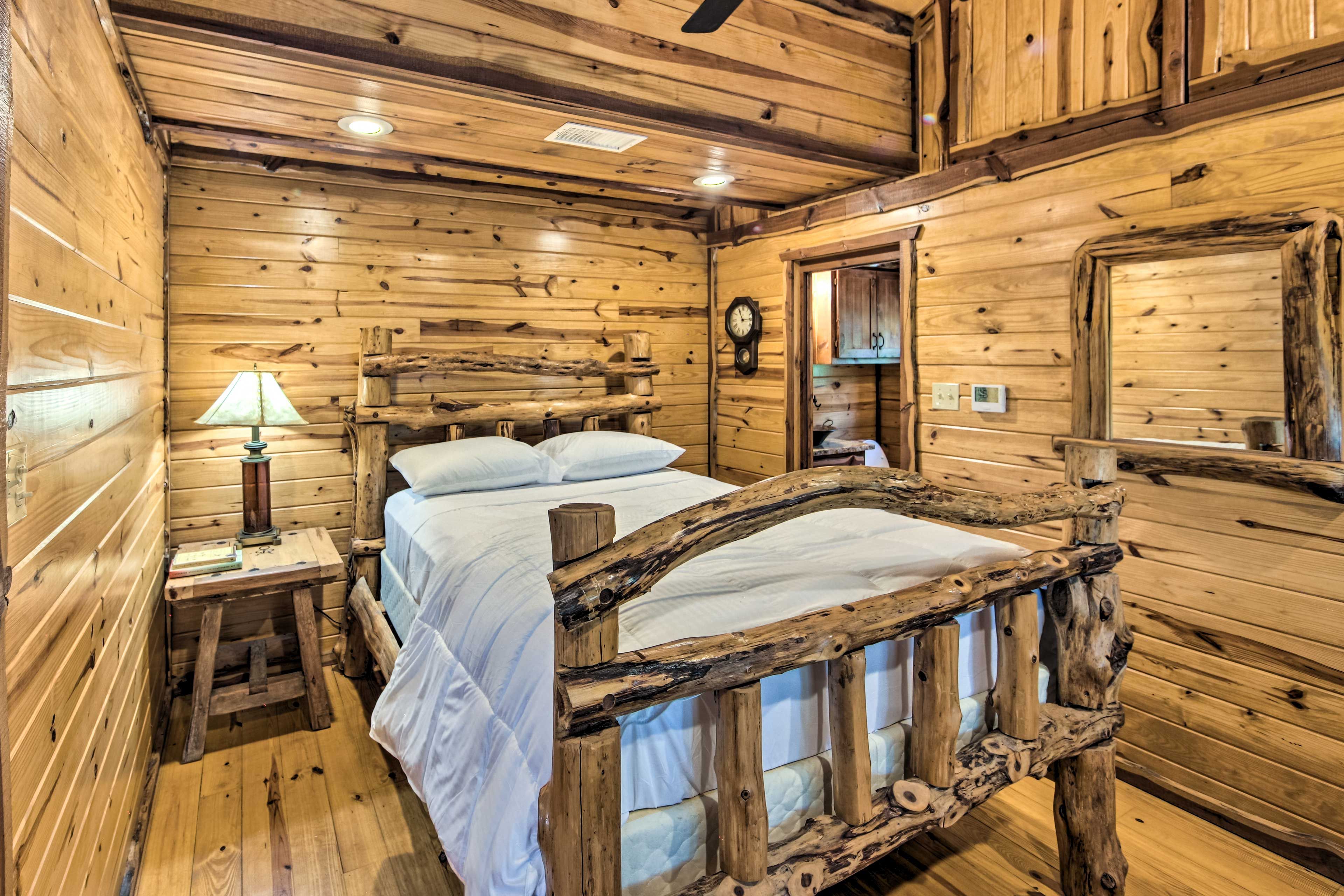 Bedroom | Queen Bed | Linens Provided