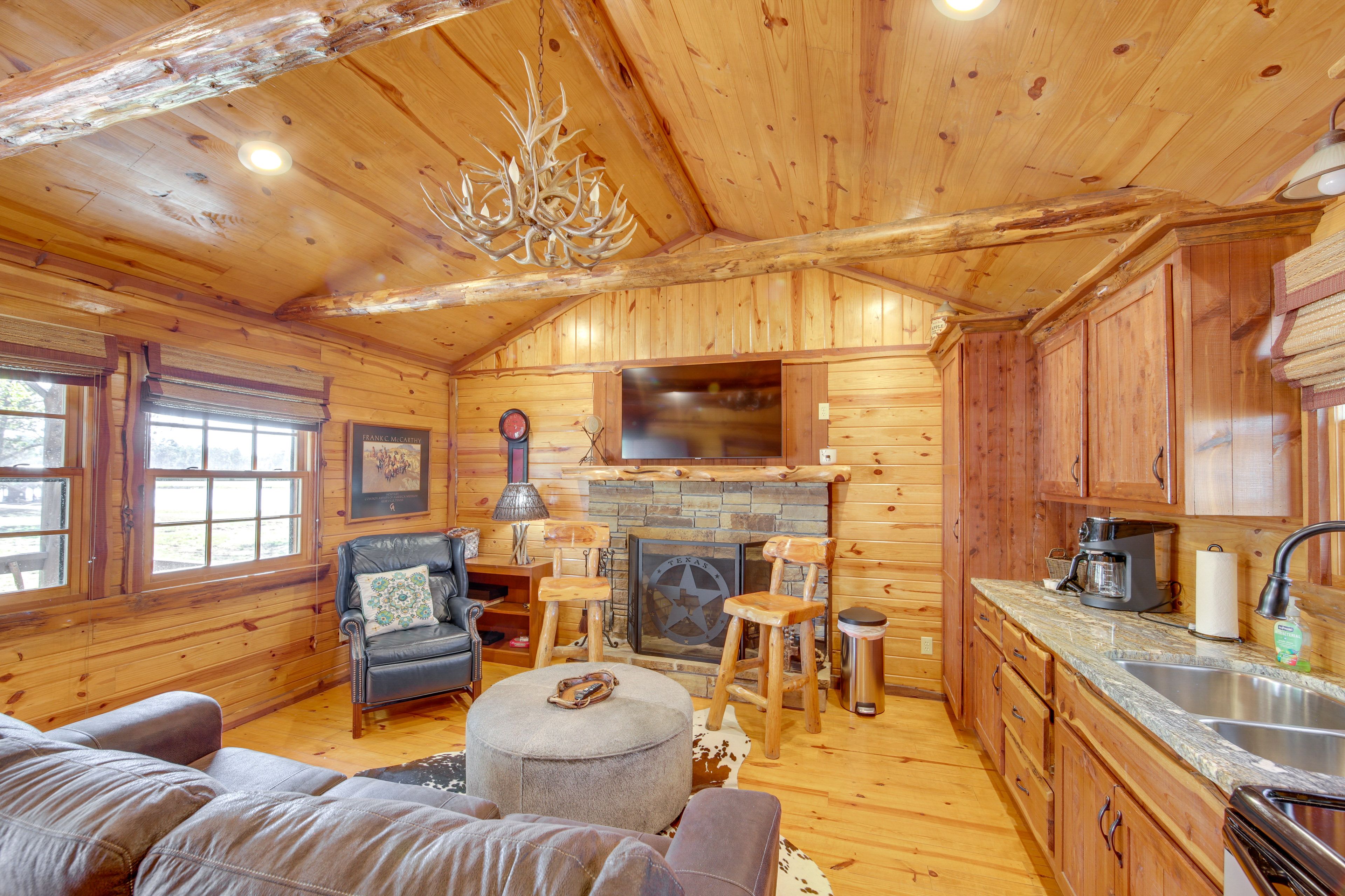 Living Room | Free WiFi | Smart TV | Wood-Burning Fireplace (Wood Provided)