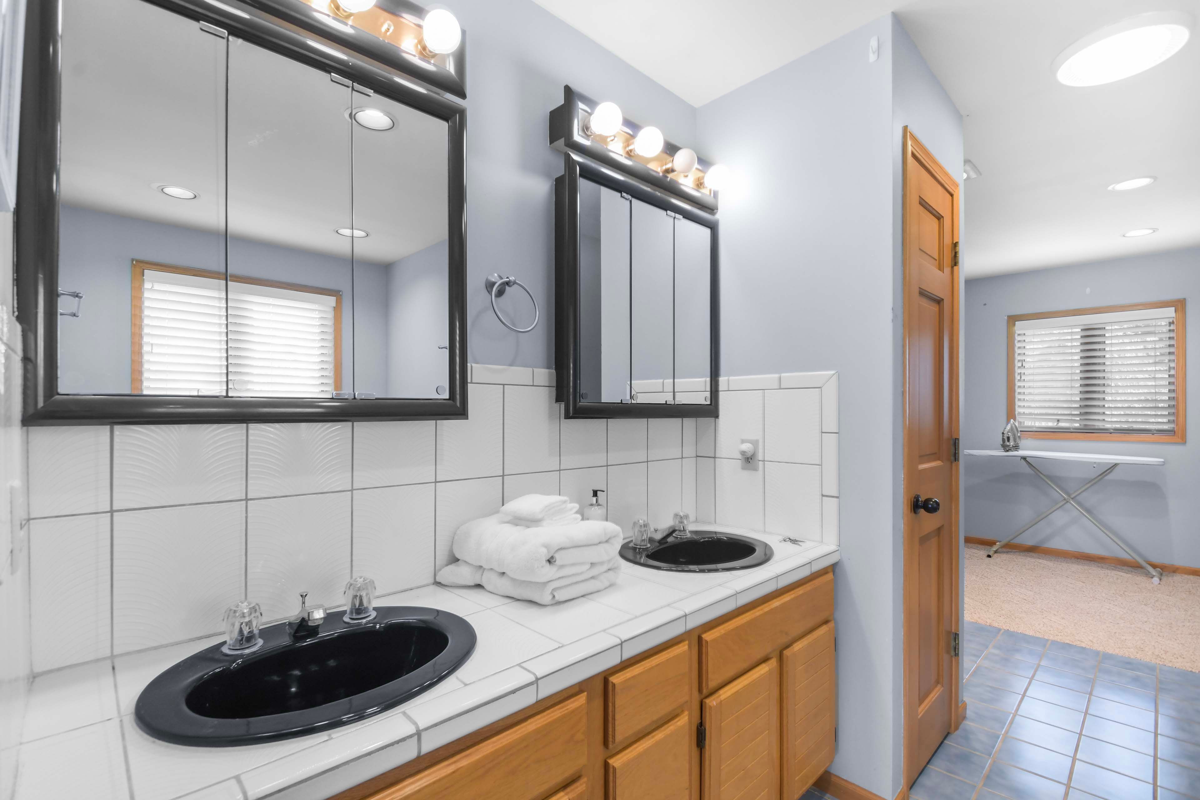 En-Suite Bath | Complimentary Toiletries | Upper Level