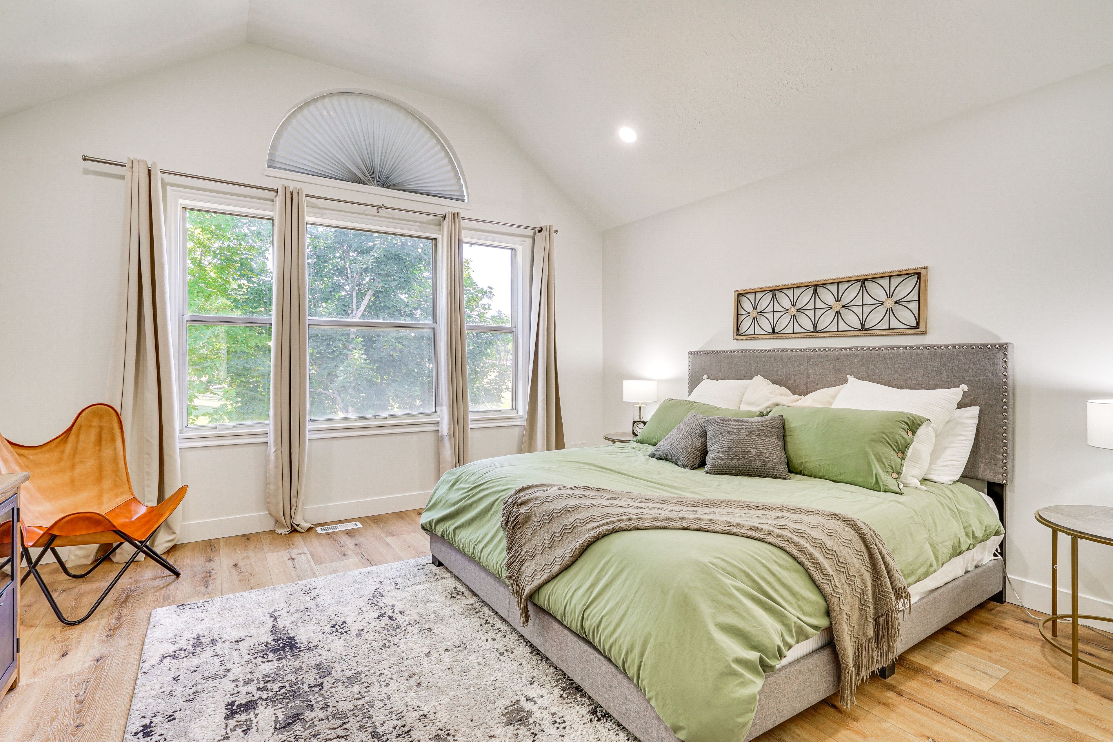 Bedroom 1 | 2nd Floor | Queen Bed | Linens Provided | Smart TV w/ Cable