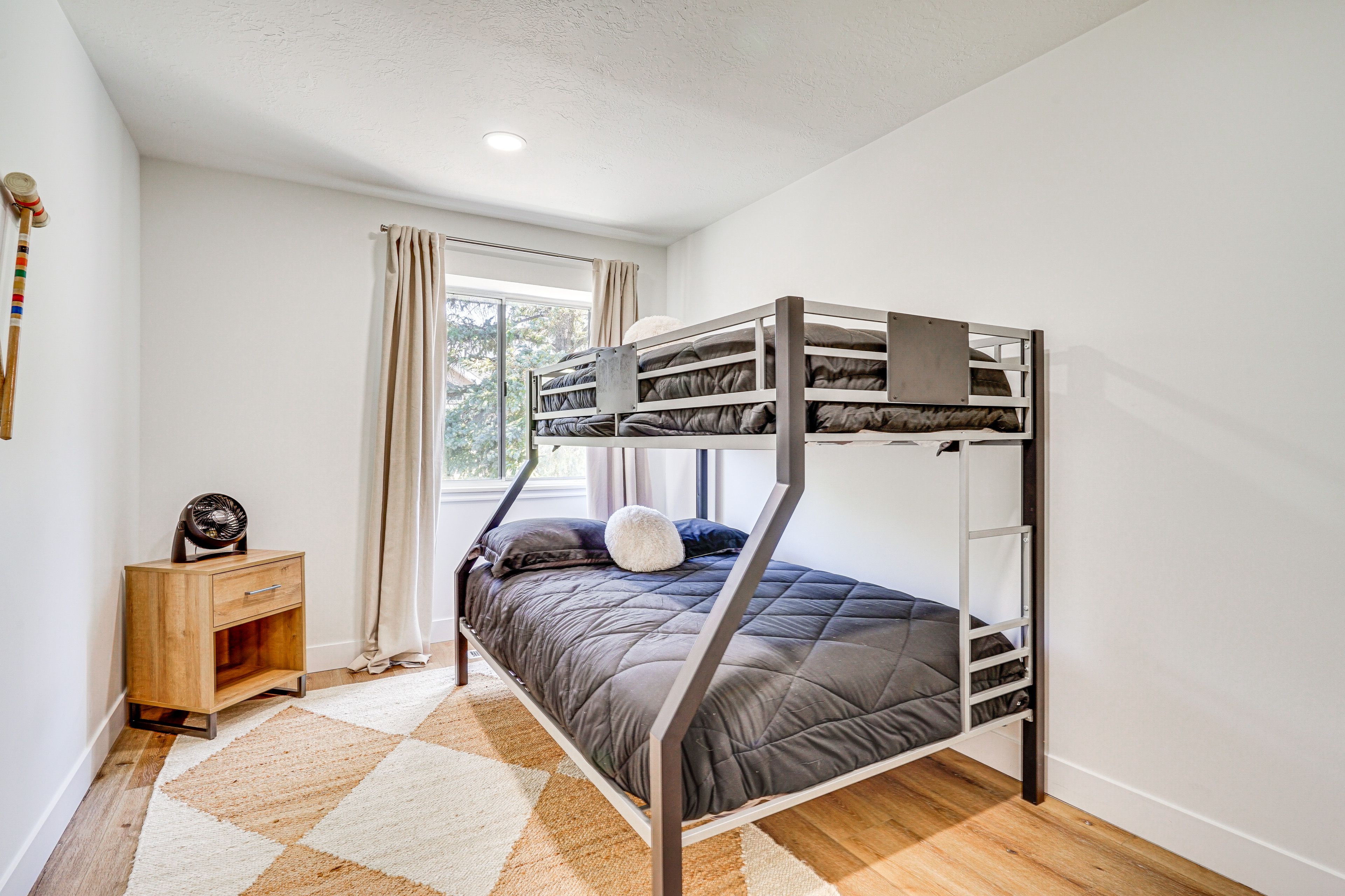 Bedroom 3 | Twin/Full Bunk Bed