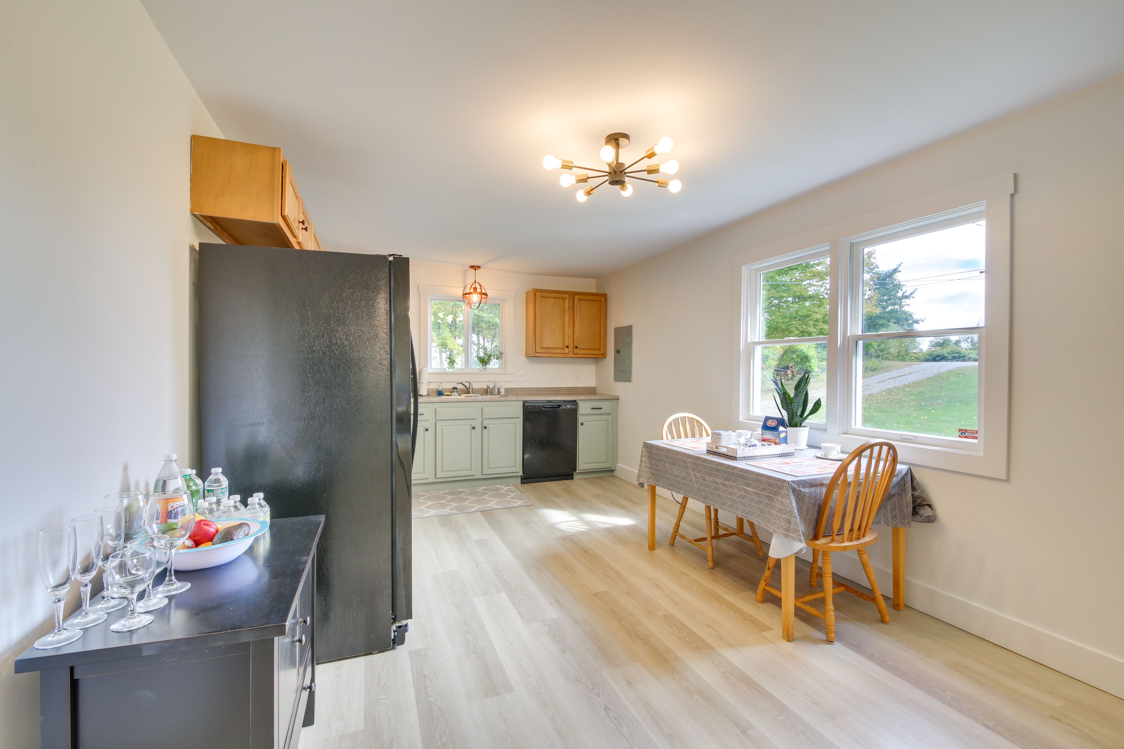 Dining Area | Dishware/Flatware Provided