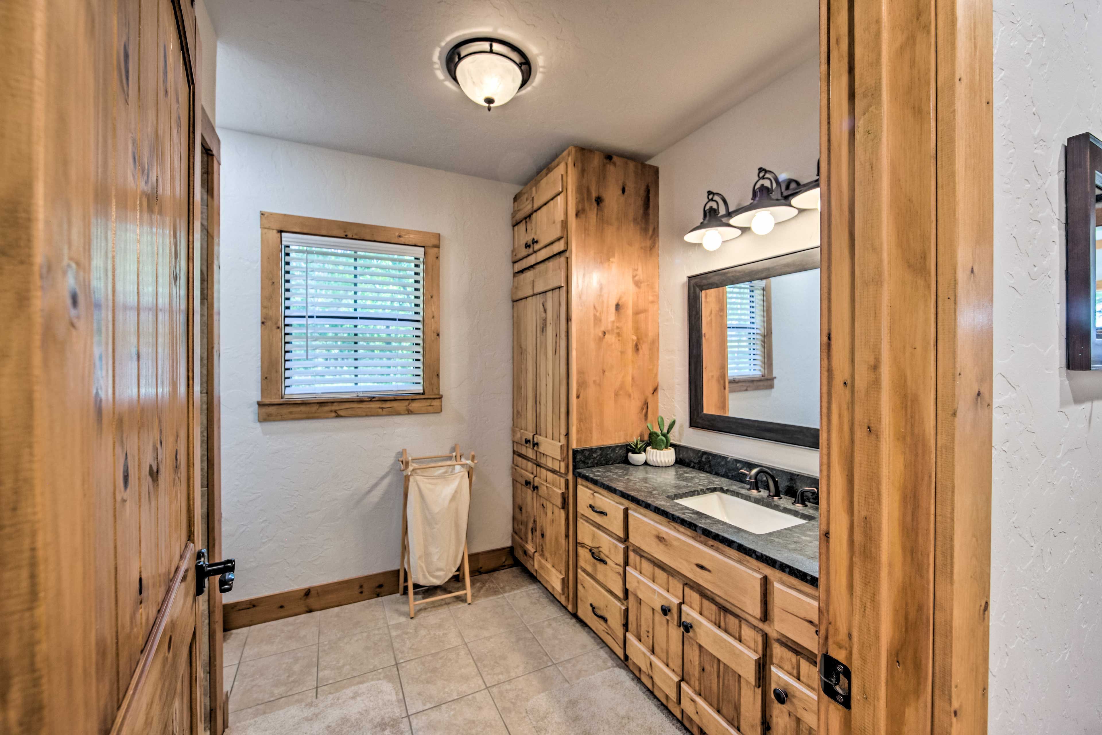 Full Bathroom | Towels Provided | Complimentary Toiletries