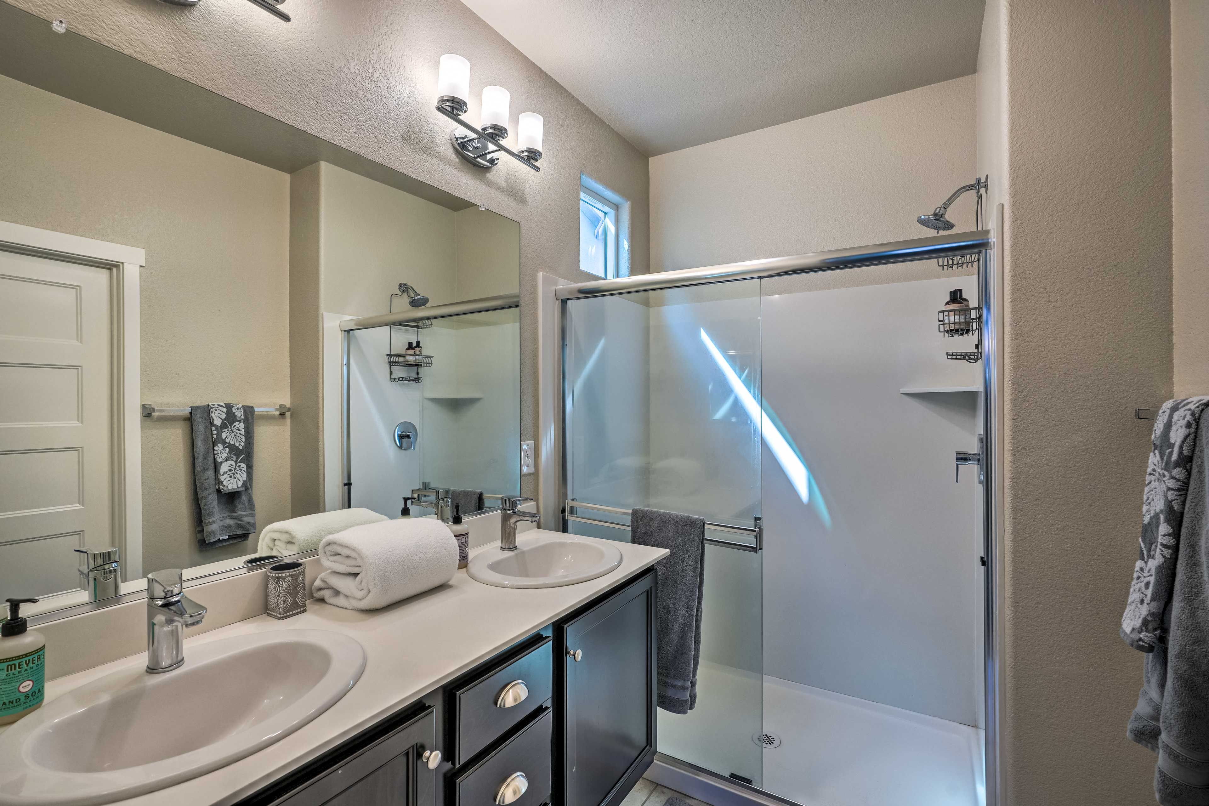 Full Bathroom | Complimentary Toiletries | 2nd Floor