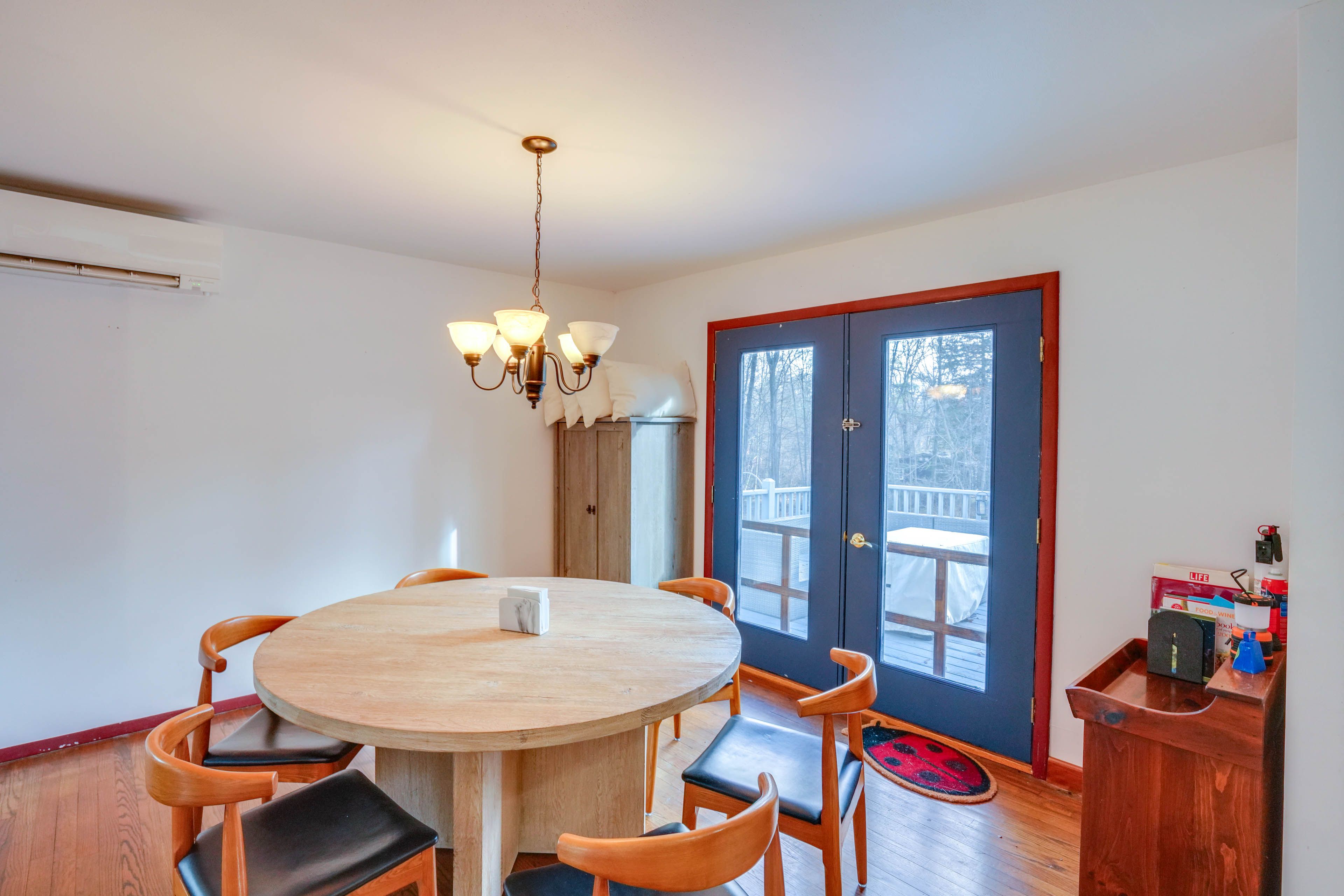 Dining Room | Dishware/Flatware Provided