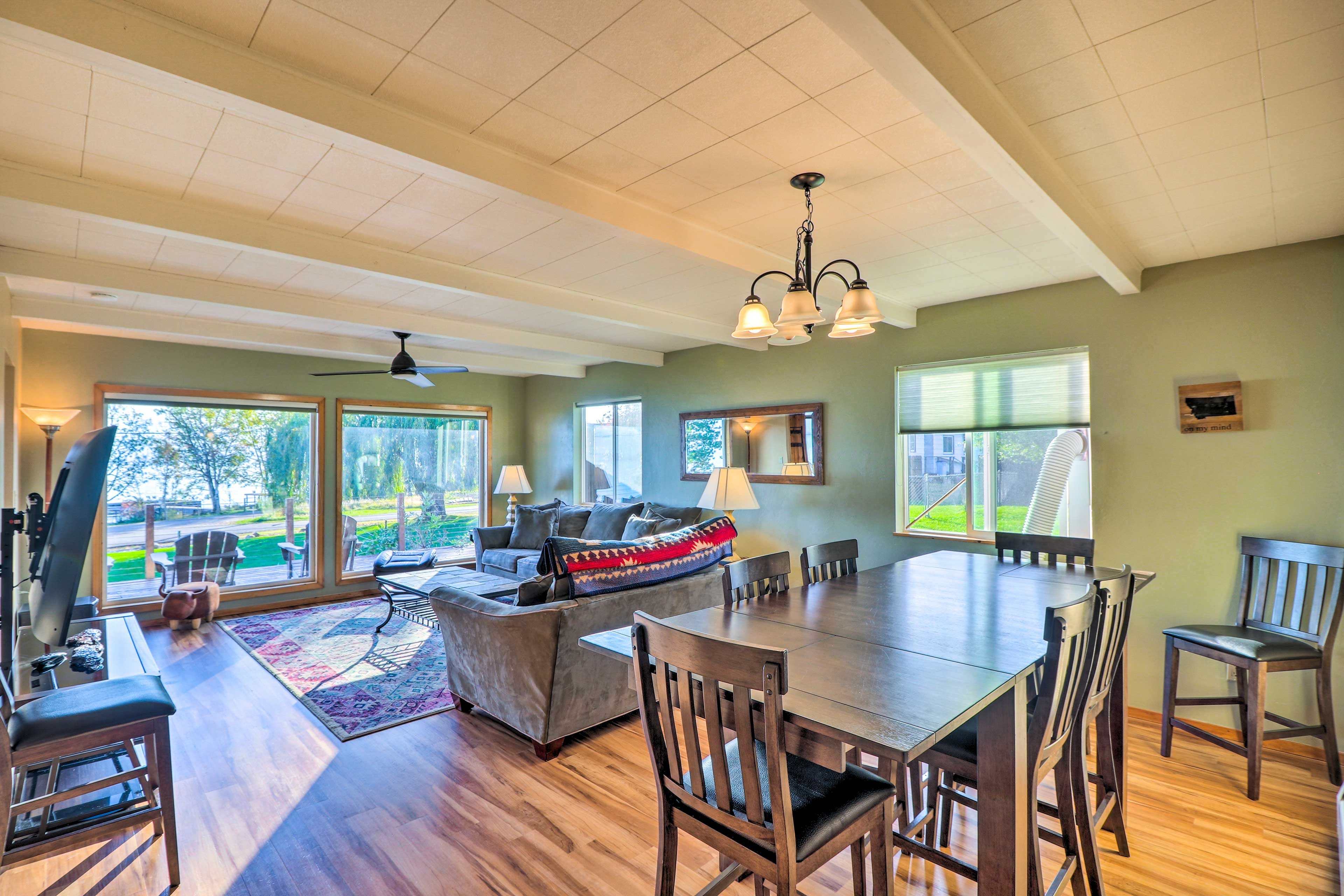 Dining Area | Dishware & Flatware Provided